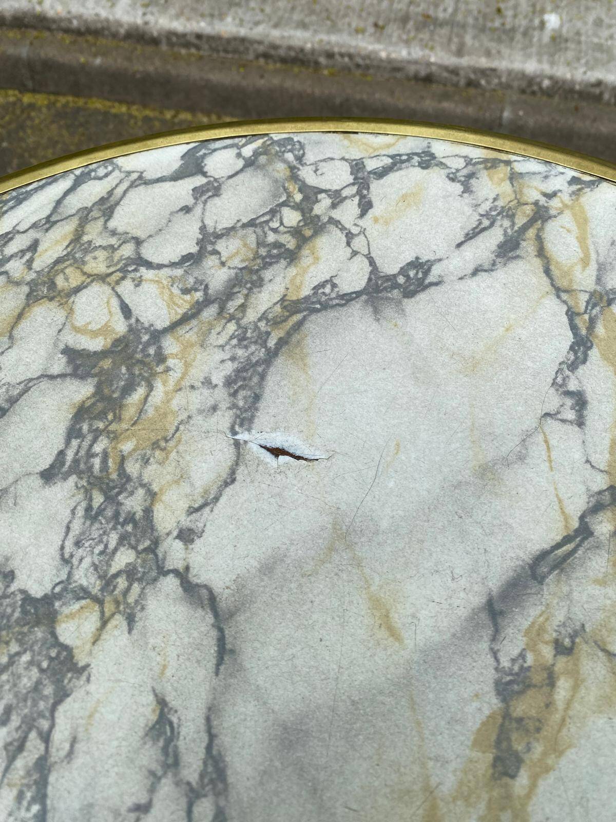 Round bistro table with a central pedestal, gold marble effect and black steel, 60cm.