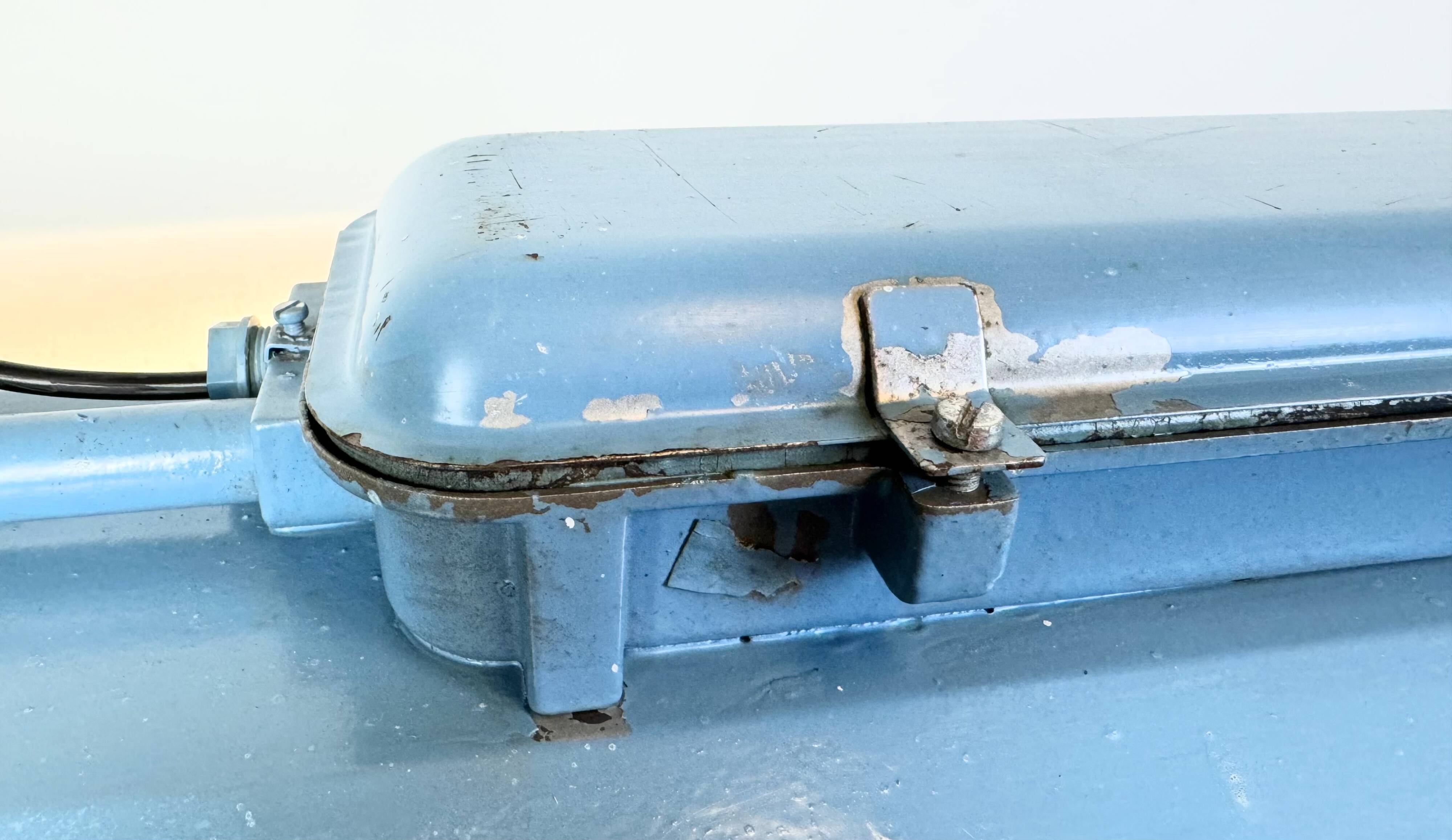 Lampe tube suspendue industrielle bleue de polam gdansk, 1970s