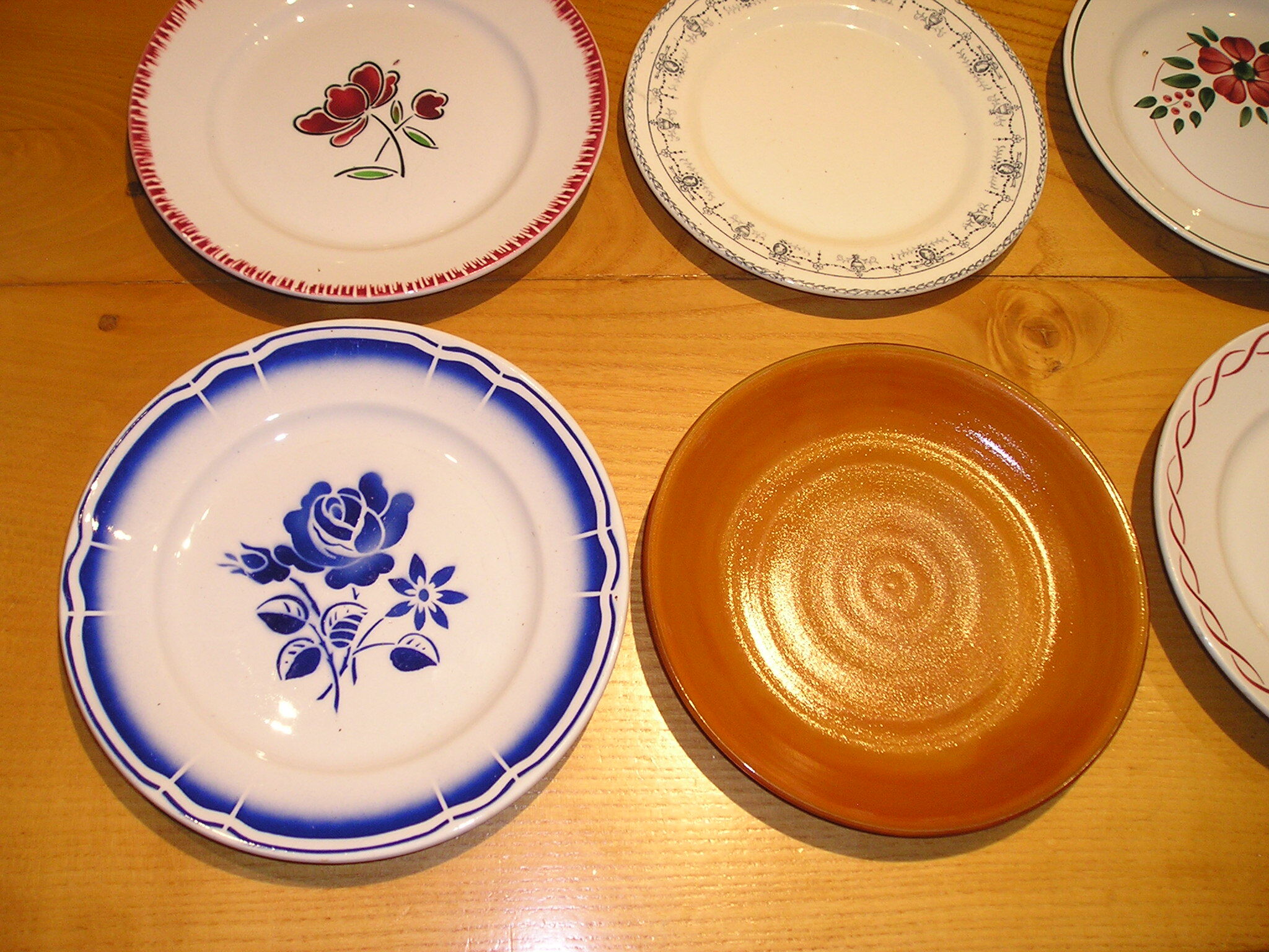 Set of 12 different flat plates