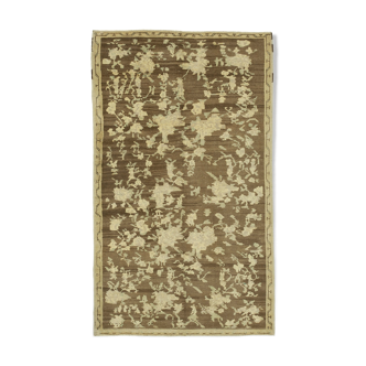 Tapis beige oriental fait à la main des années 1960 138 cm x 233 cm