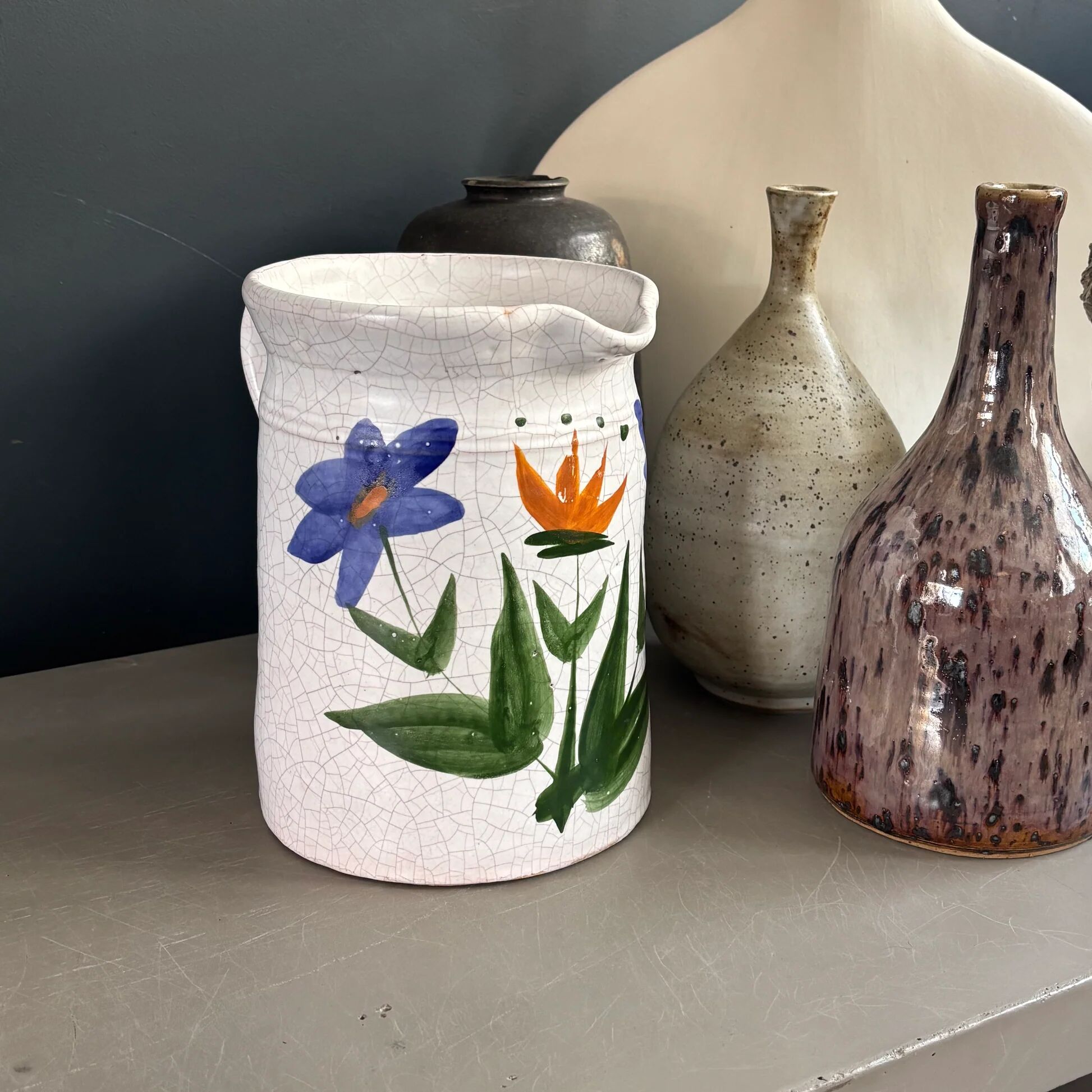 Grand pichet en céramique émaillée motif fleurs