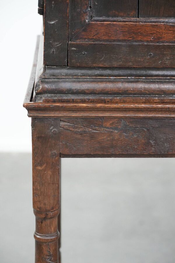Cabinet anglais antique unique sur pied en chêne du XVIIe siècle