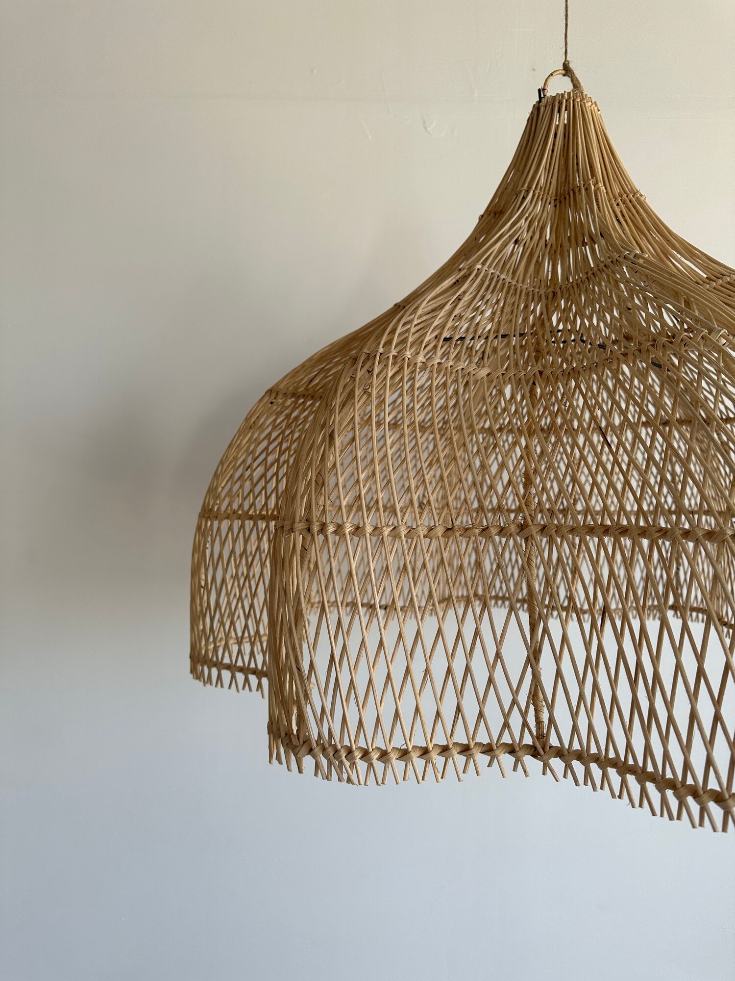Rattan pendant lamp in the shape of a flower