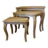 Tables gigognes en chêne patinées
