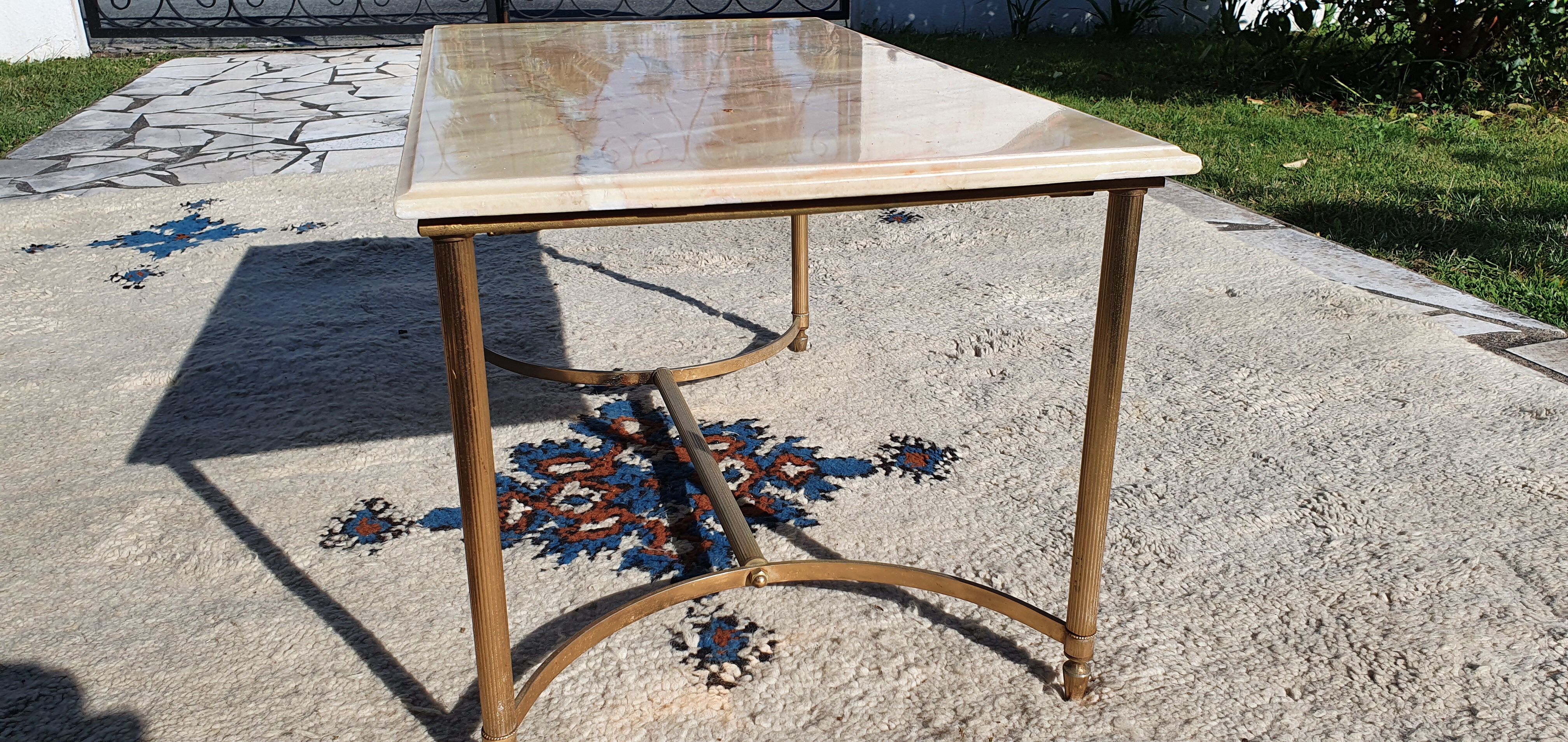Living room table in gilded metal and marble.