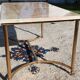 Table de salon en métal doré et marbre