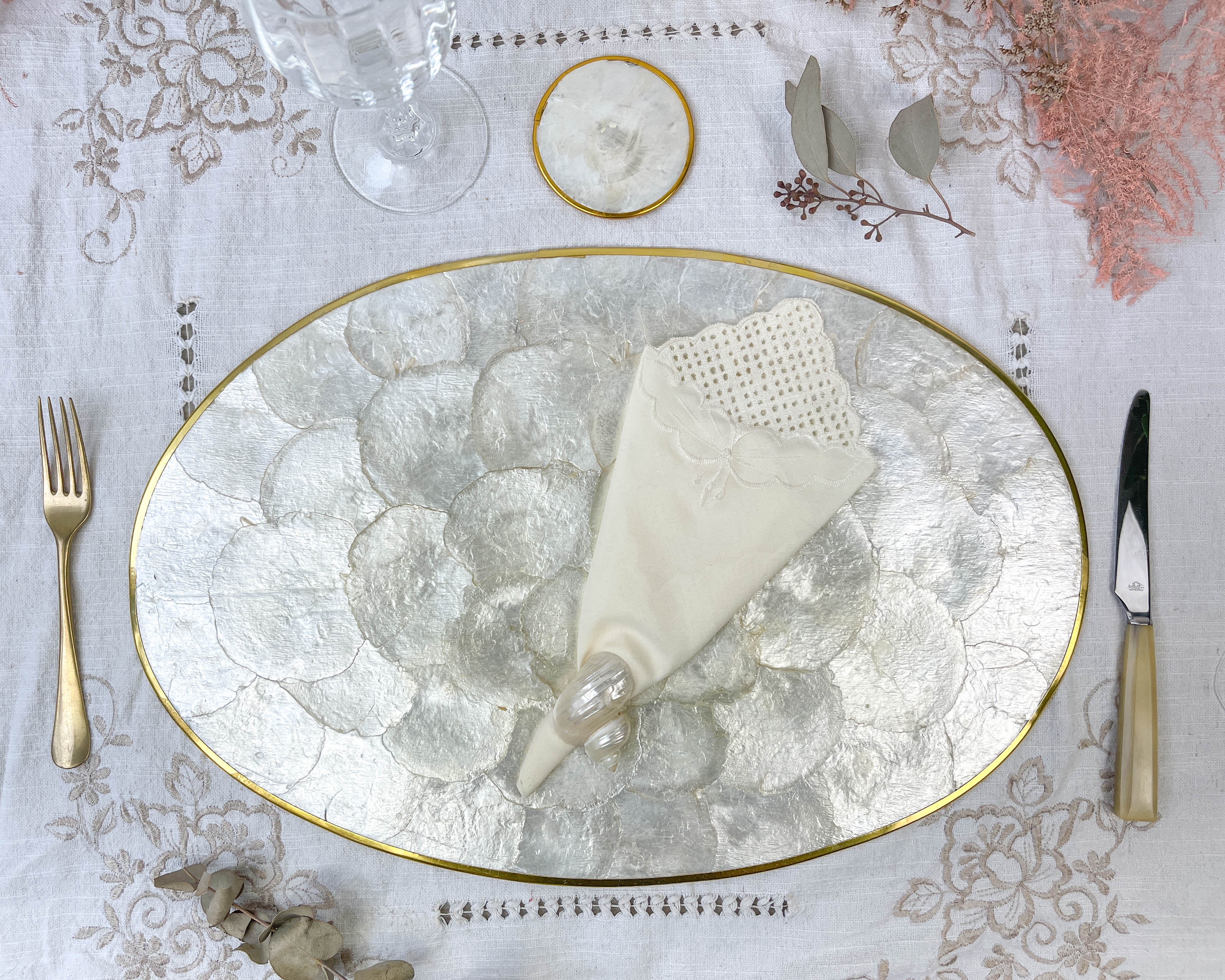 6 Sets de table & 6 sous verre nacre de Capiz et 6 serviettes brodées vintage