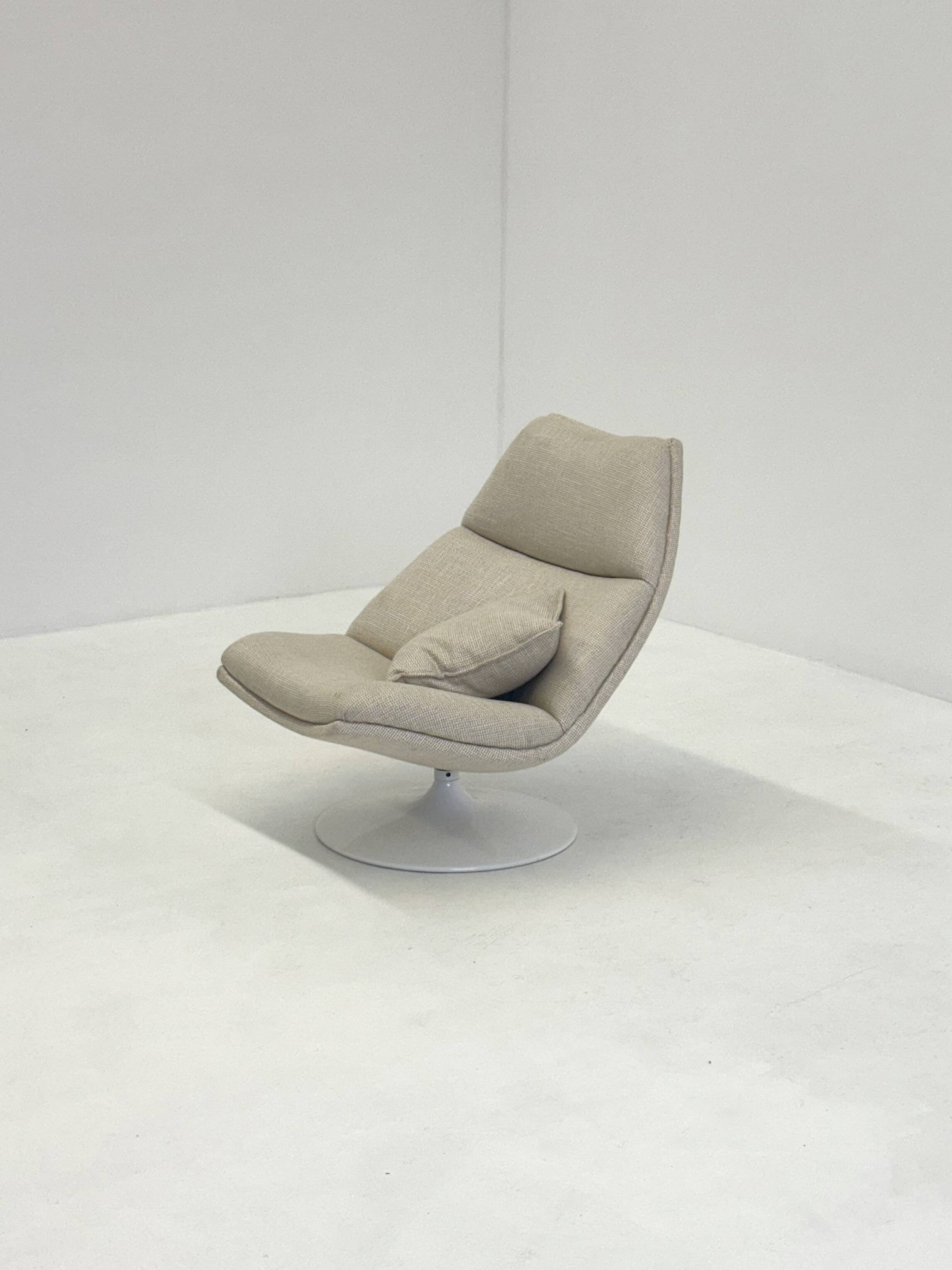 Artifort F511 armchair in cream