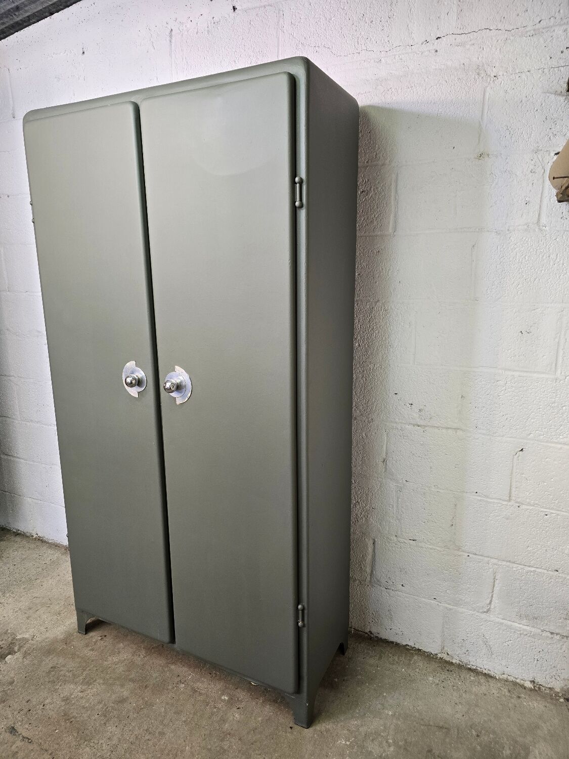 Armoire métallique de cuisine aux bords arrondis 1950