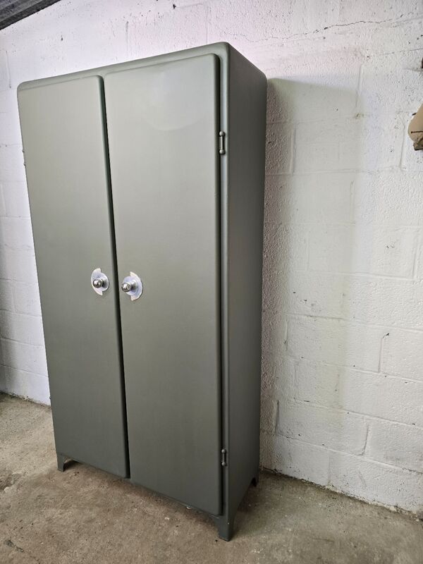Armoire métallique de cuisine aux bords arrondis 1950
