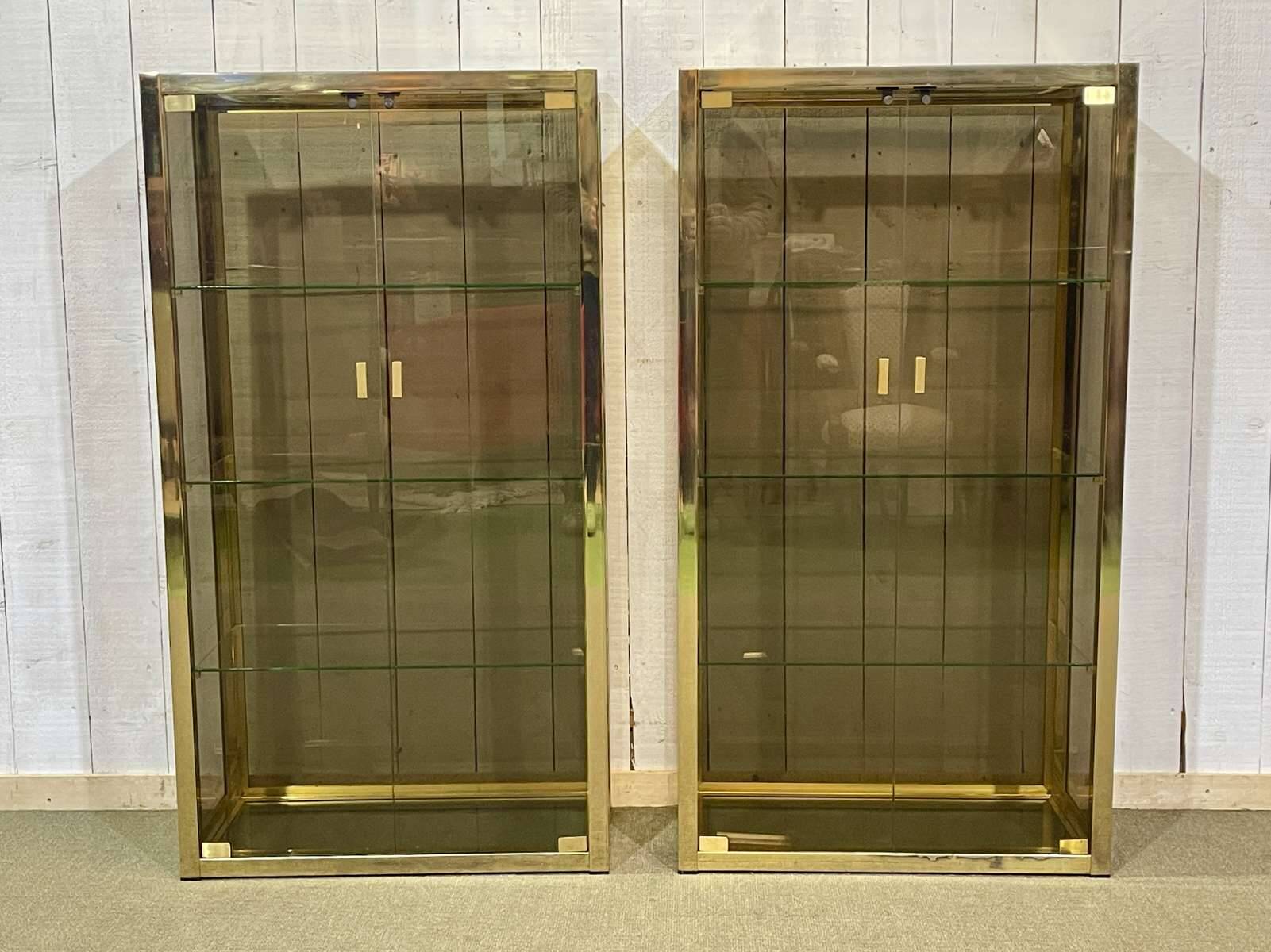 Paire de vitrines d'exposition en chrome doré et verre fumé - années 80
