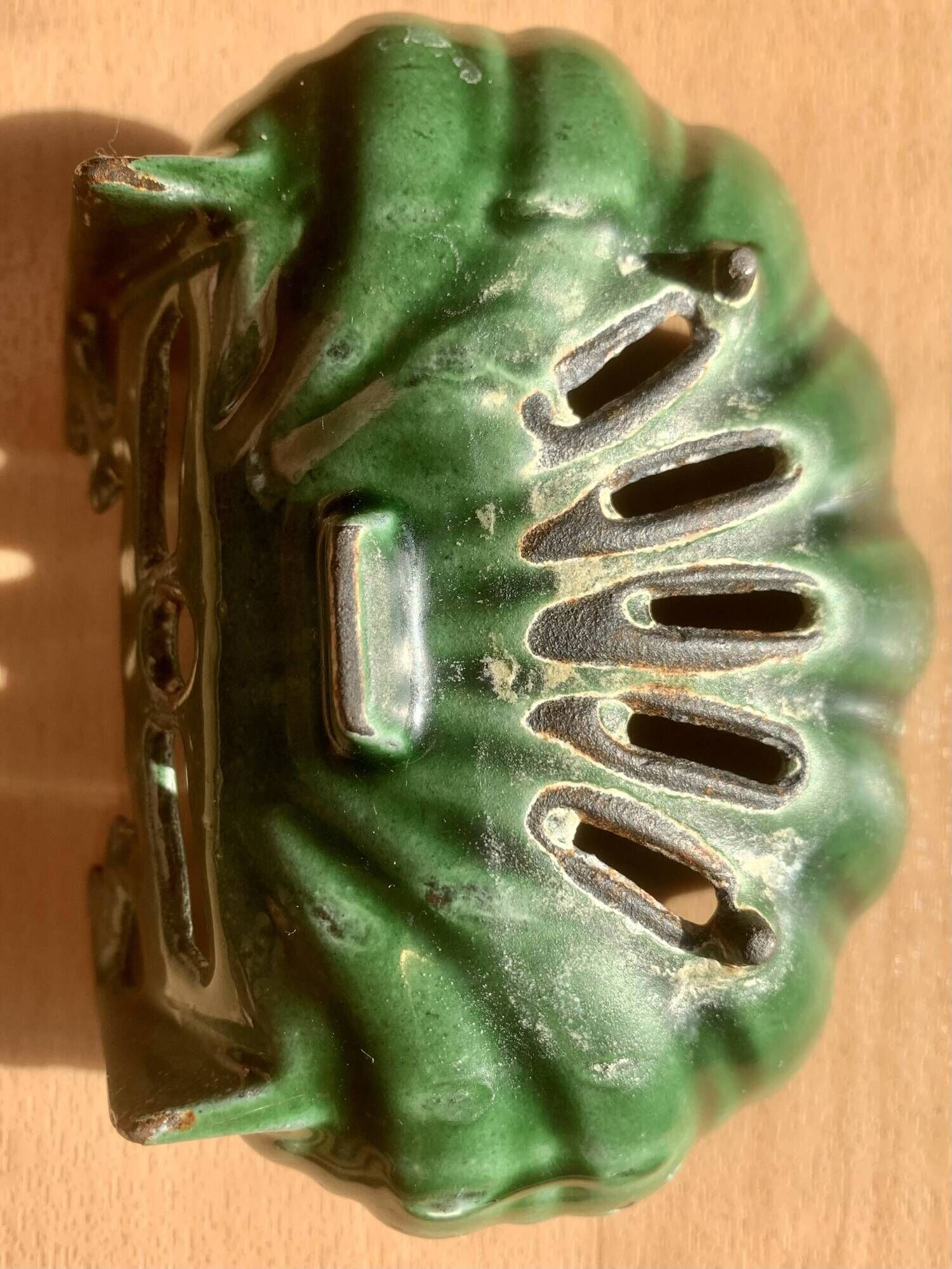 Antique enamelled cast iron soap dish in the shape of a shell (fir green)