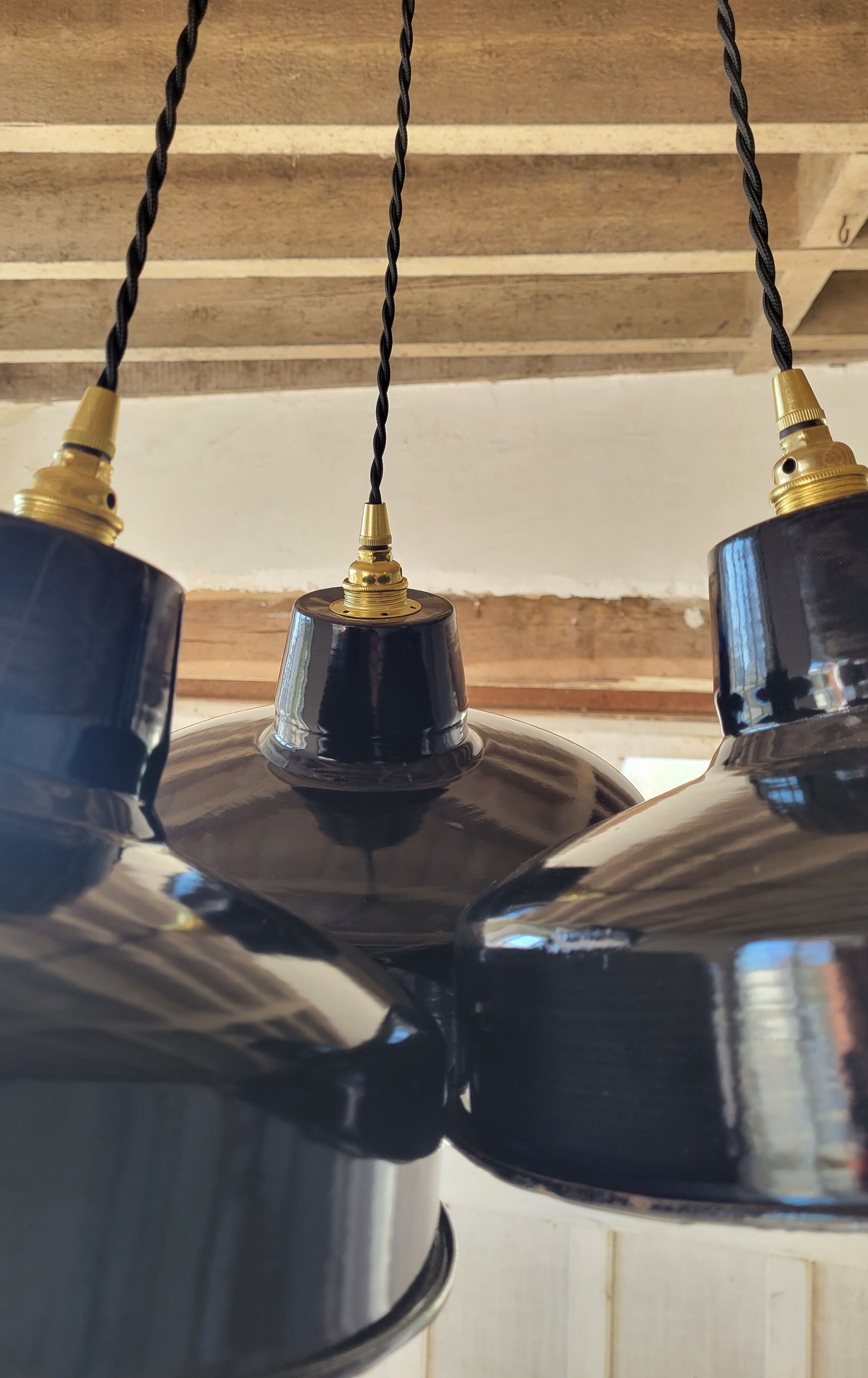 Trio of suspensions in enamelled sheet metal