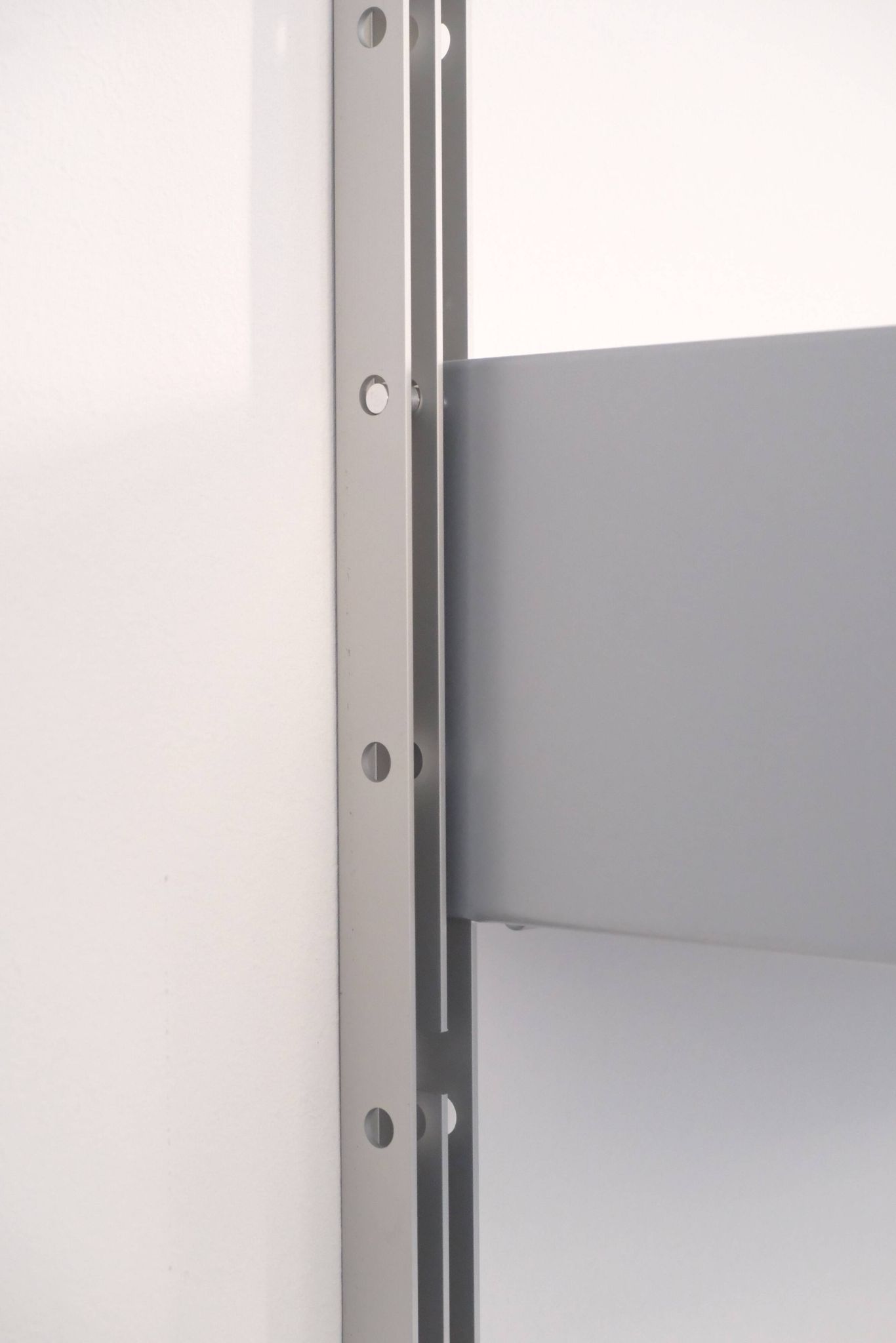 “606” Shelving System by Dieter Rams / Vitsœ