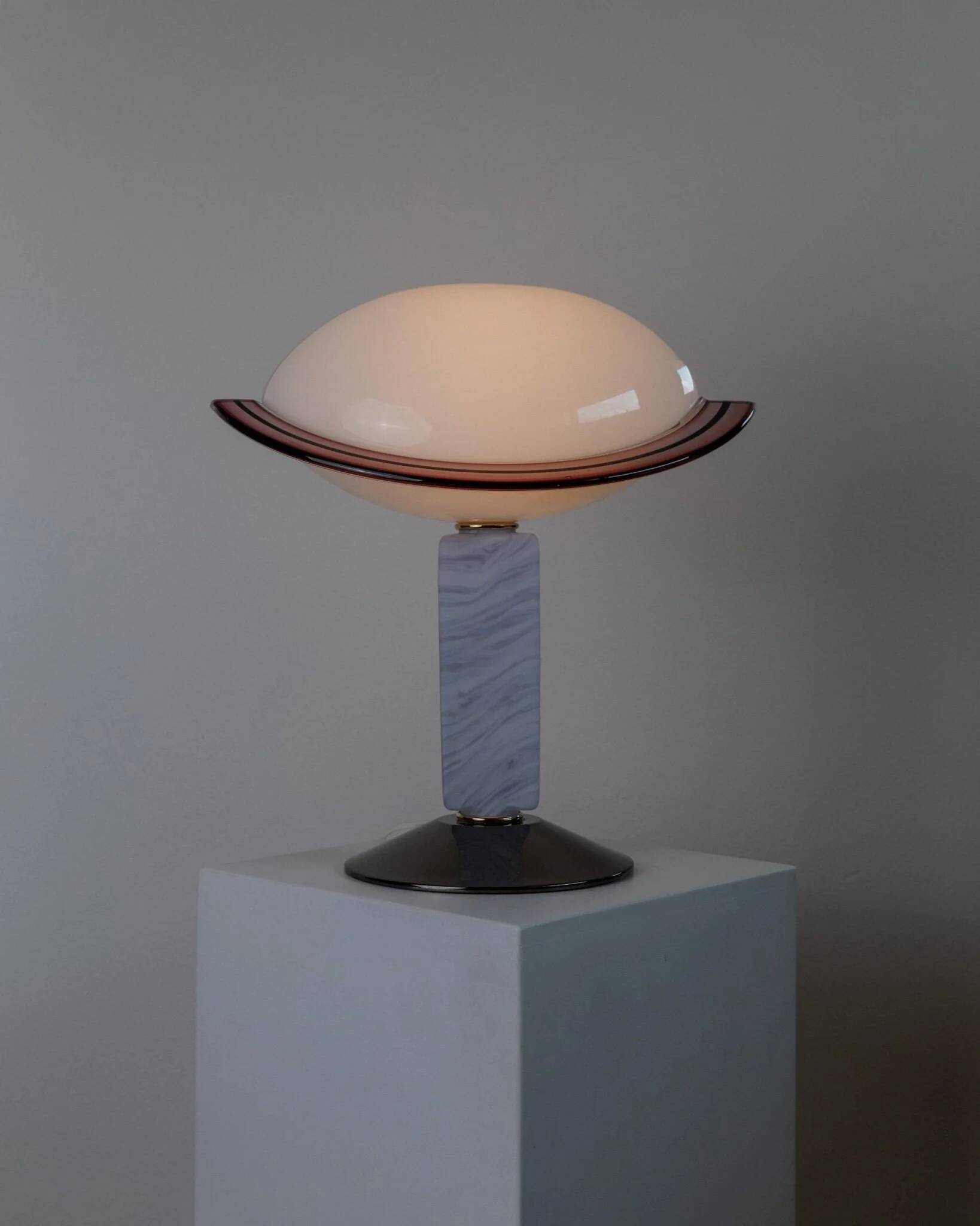 Lampe de table en verre de Murano bleu avec base en métal chrome foncé et abat-jour à rayures de mûre – style Memphis des années 1980, Italie