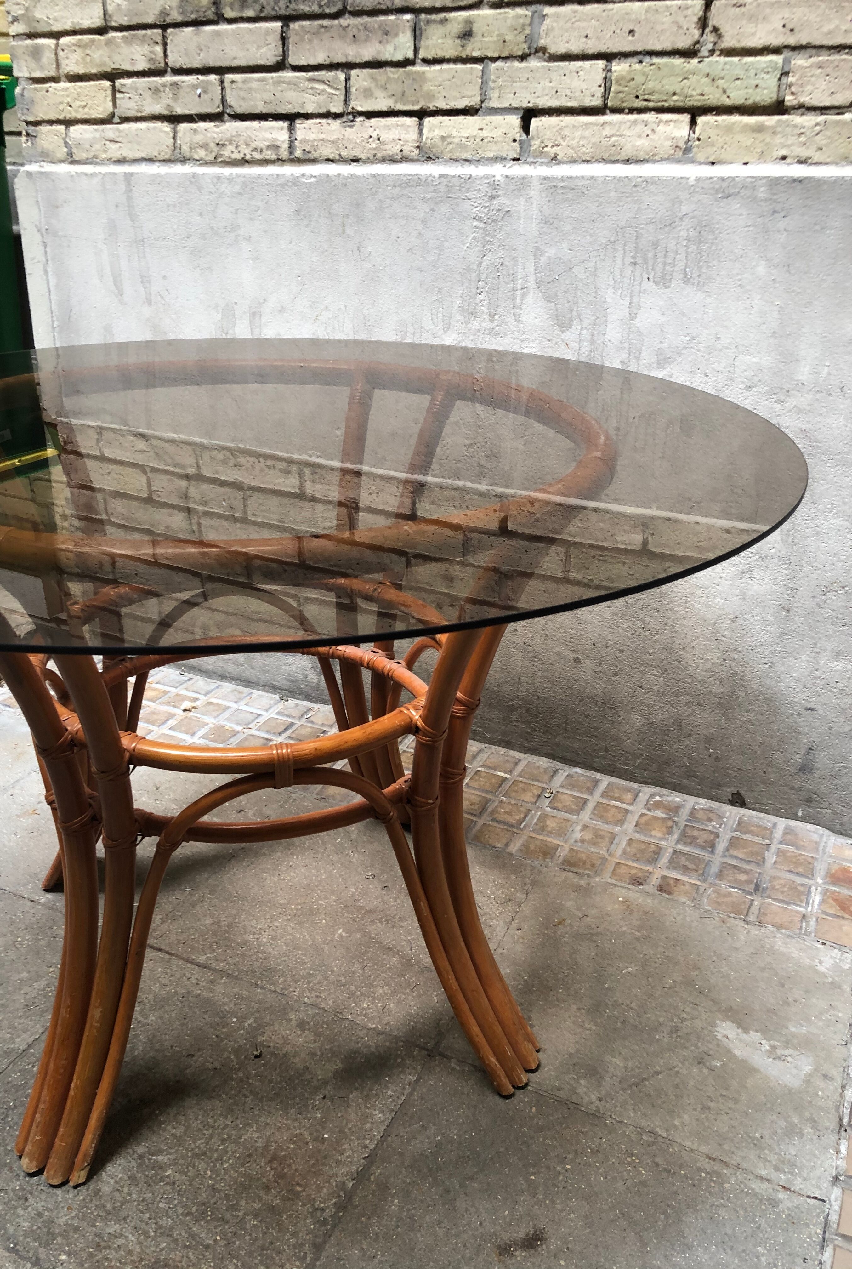 Table de salle à manger ronde vintage en bambou avec plateau en verre fumé, 1970