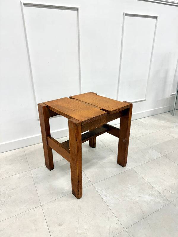 Tabouret brutaliste en pin