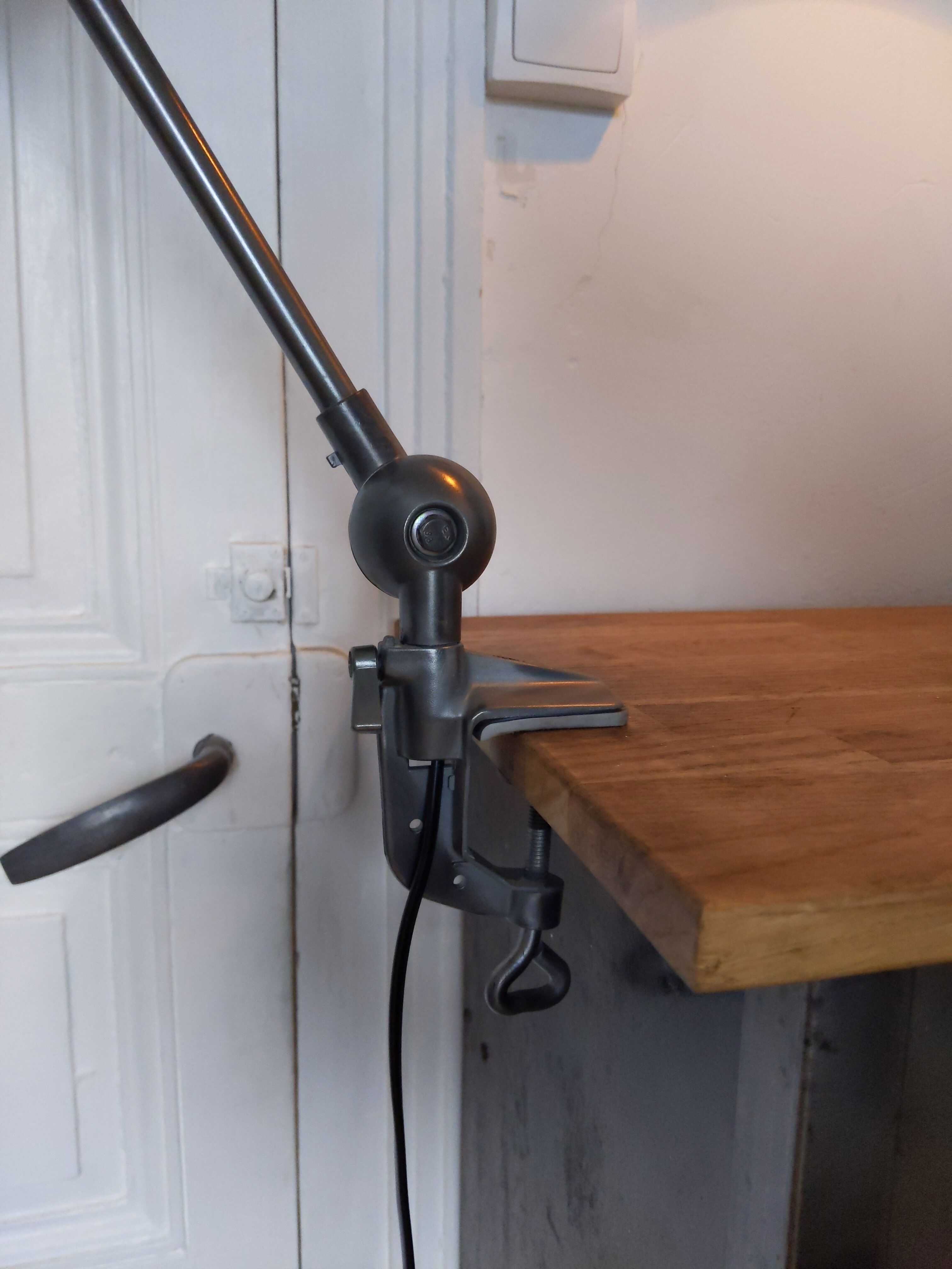 Articulated desk lamp clamp
