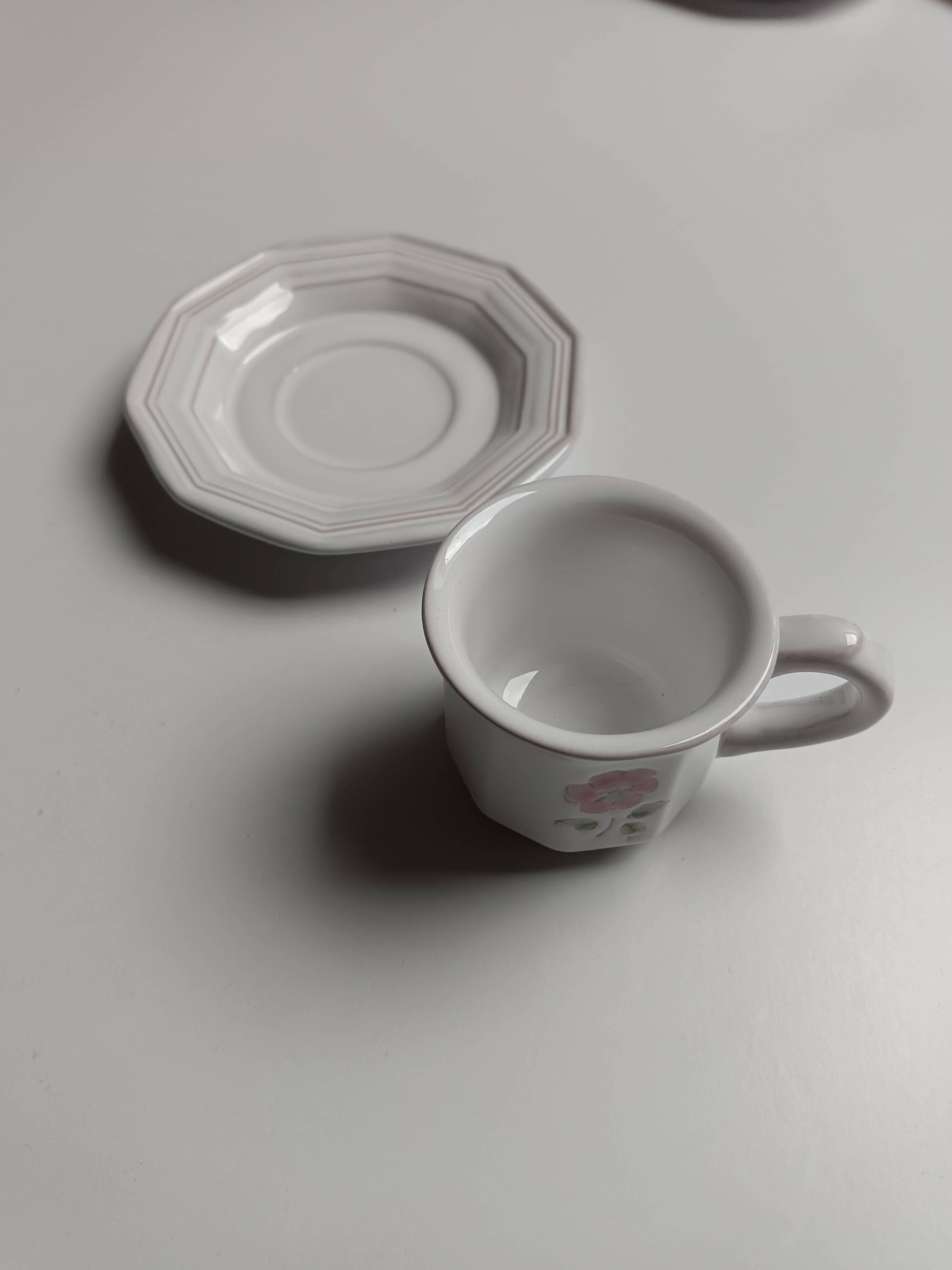 6 tasses Niderviller blanches et roses à décor de fleurs
