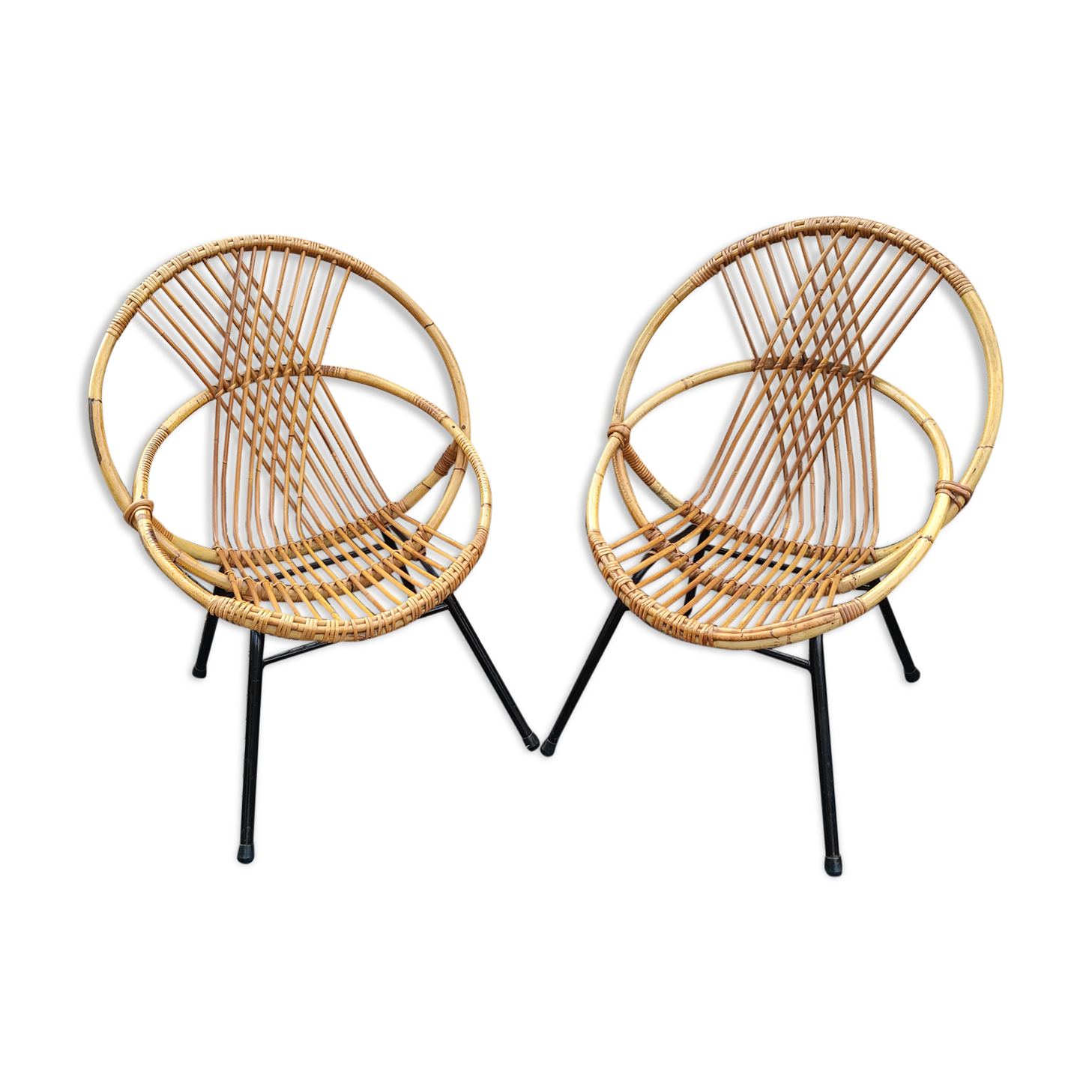 Paire de fauteuils coquilles ou corbeille en rotin tressé, pieds en métal