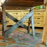 Table de ferme rustique patinée sur de lourds tréteaux