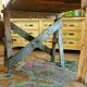 Table de ferme rustique patinée sur de lourds tréteaux