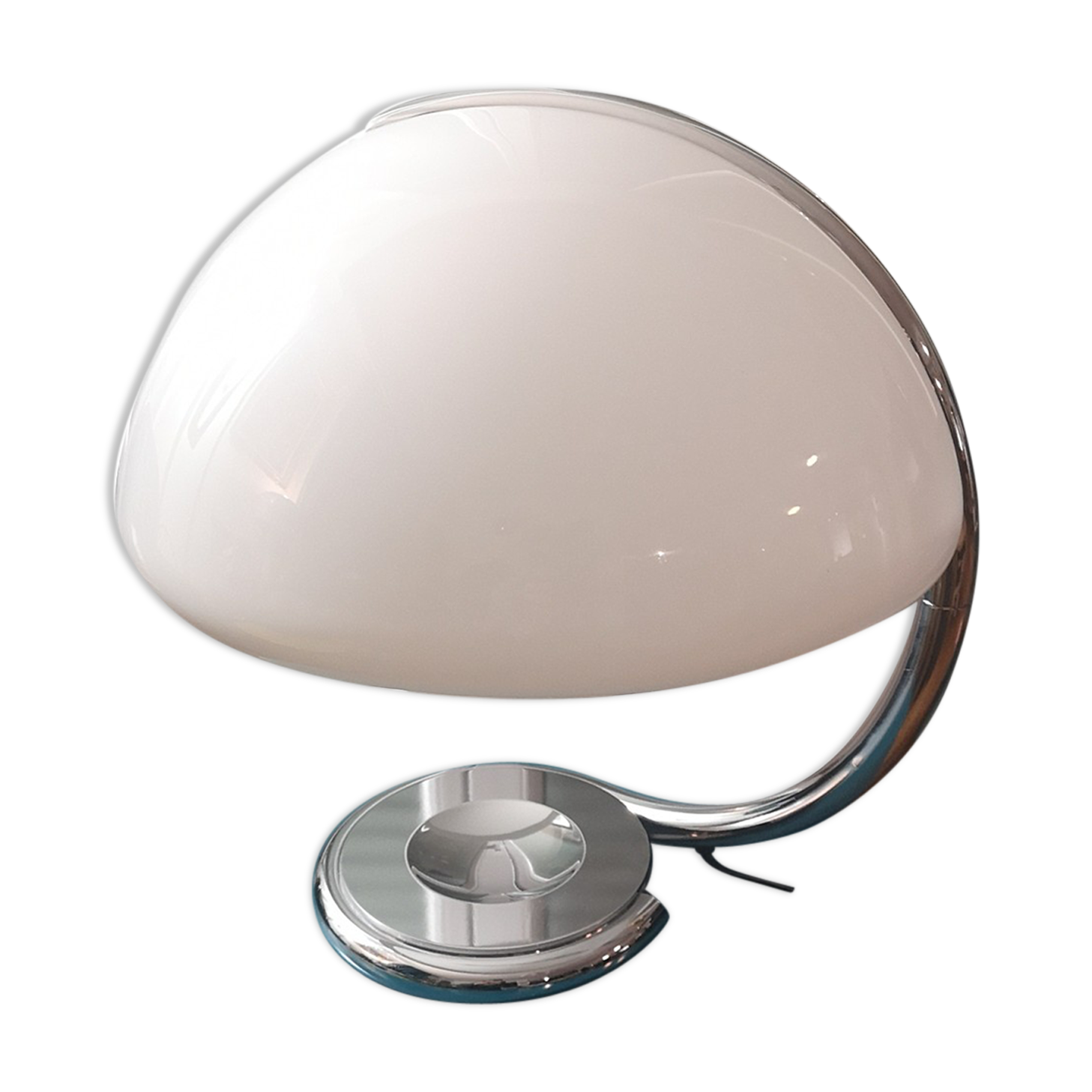 Leo Martinelli's meandering lamp