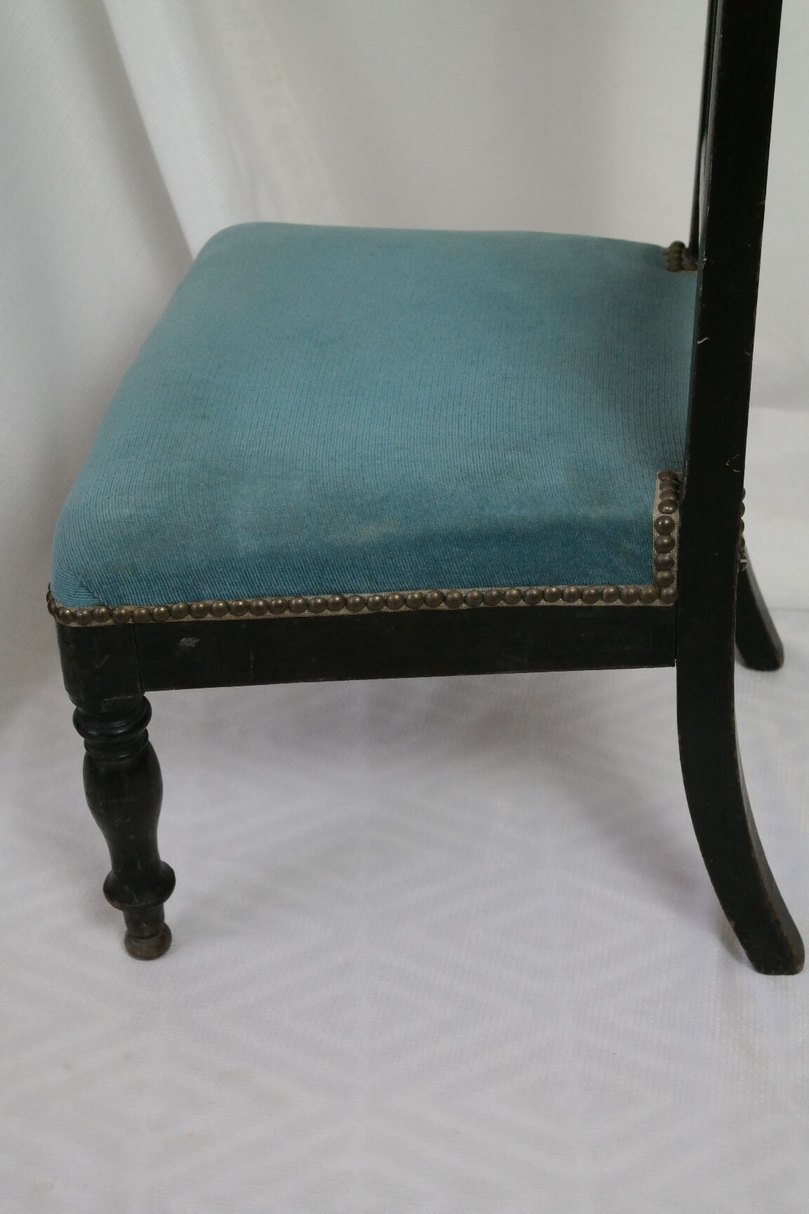 Chair prie-dieu style Napoleon III blackened wood openwork velvet blue