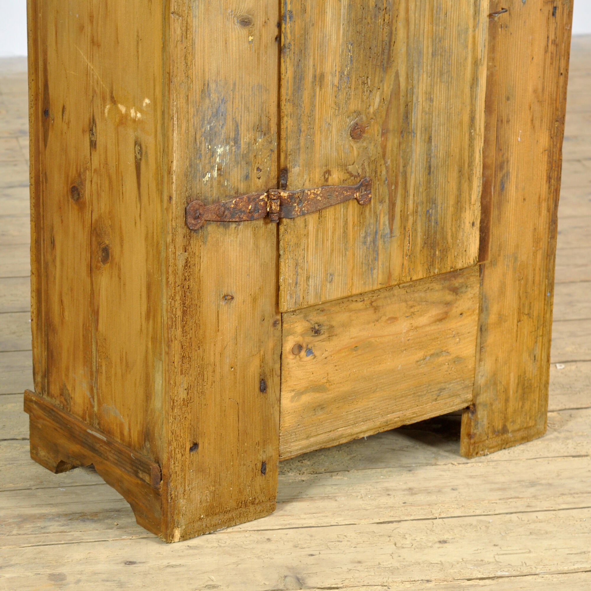Cabinet en pin, vers 1920