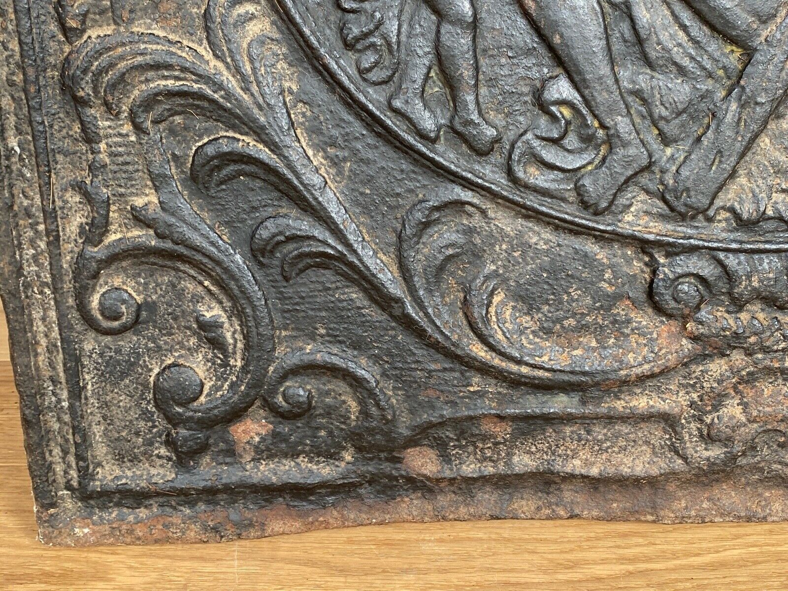 Plaque cheminée en fonte XVIII ème a decor de personnages arabesque