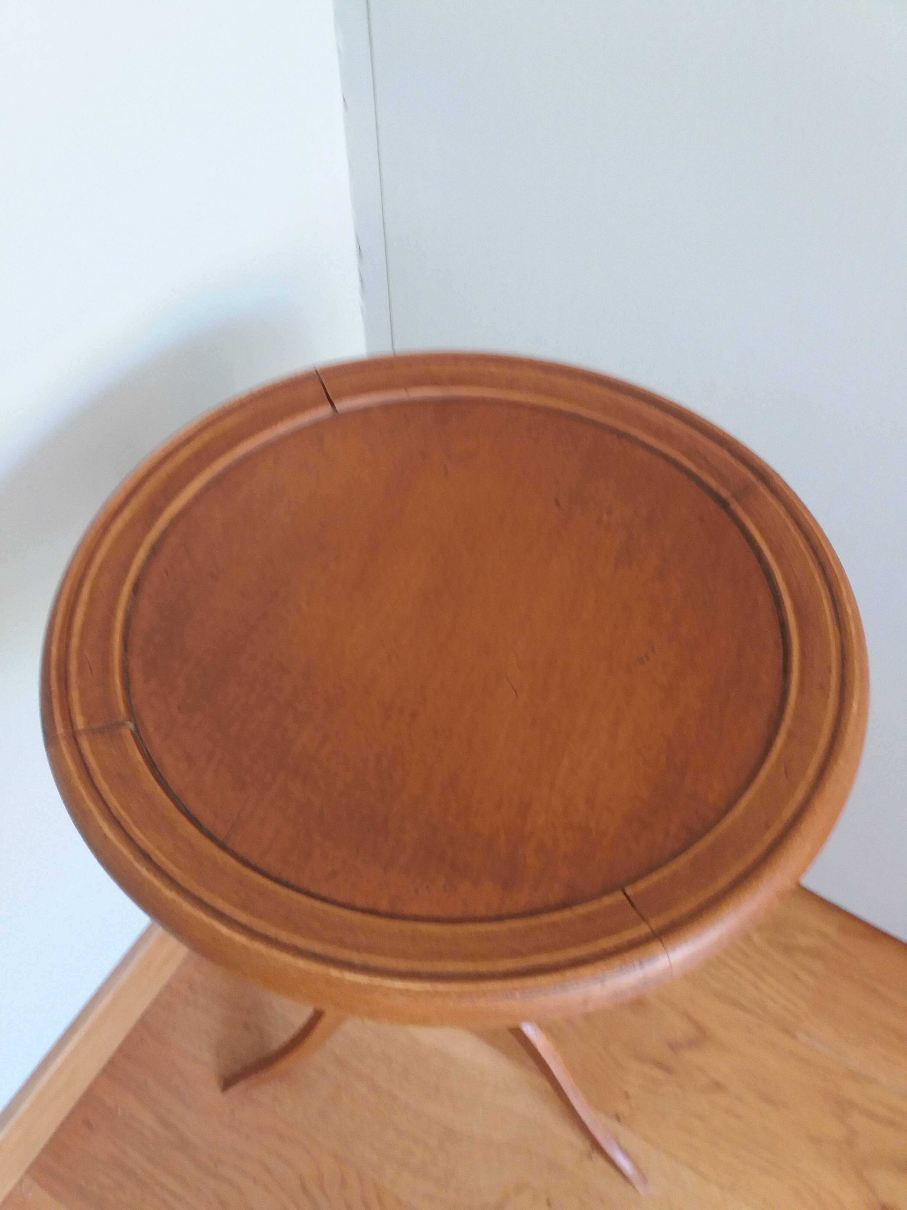 Tripod pedestal table