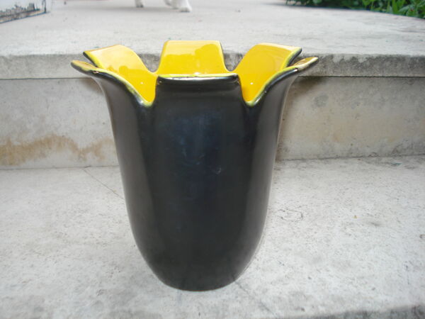 Vase ''pétales'' Saint-Clément noir et jaune  de b. létalle - 1950  vintage