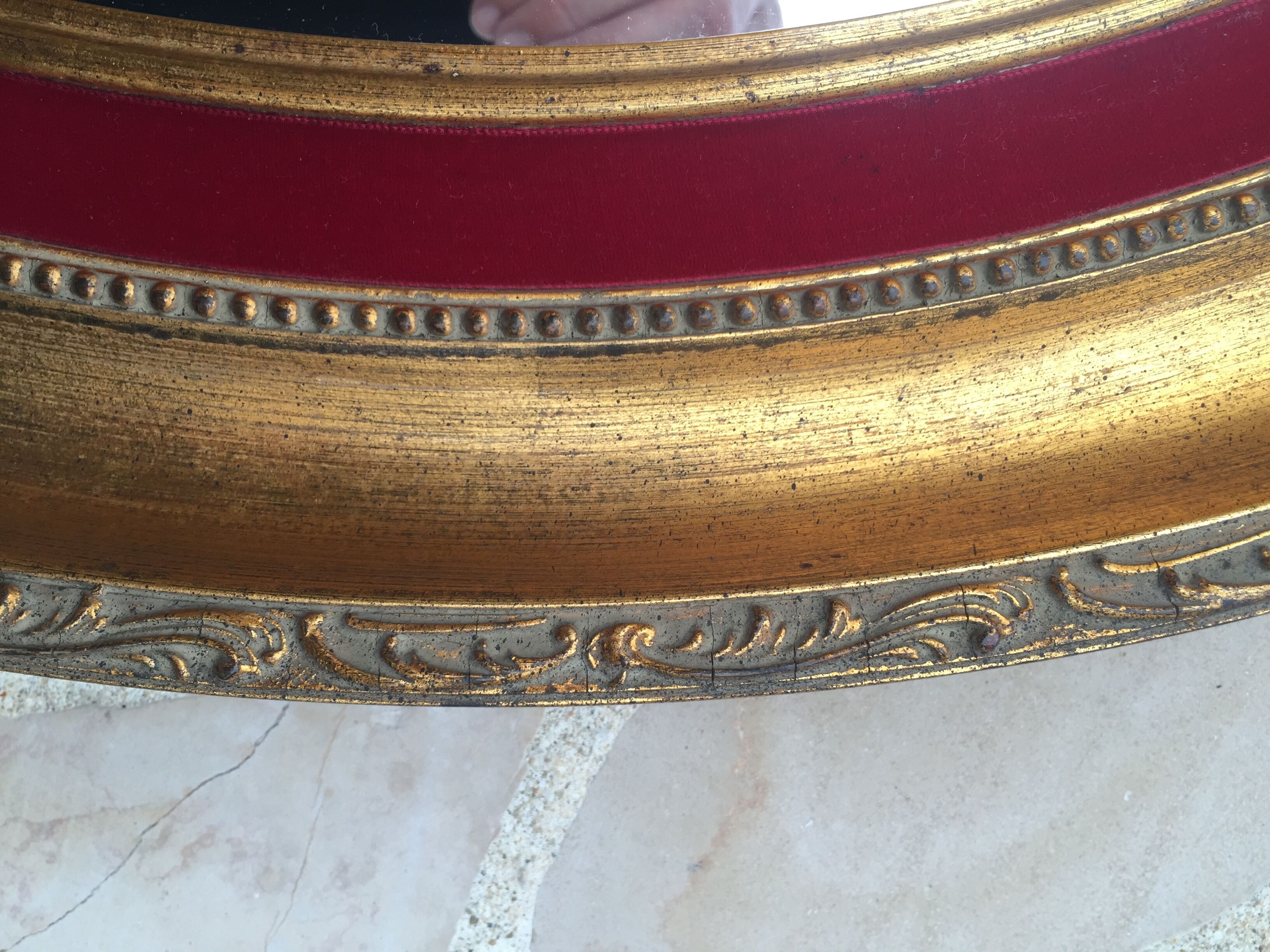 Miroir ovale en bois doré 76 x 67 cm