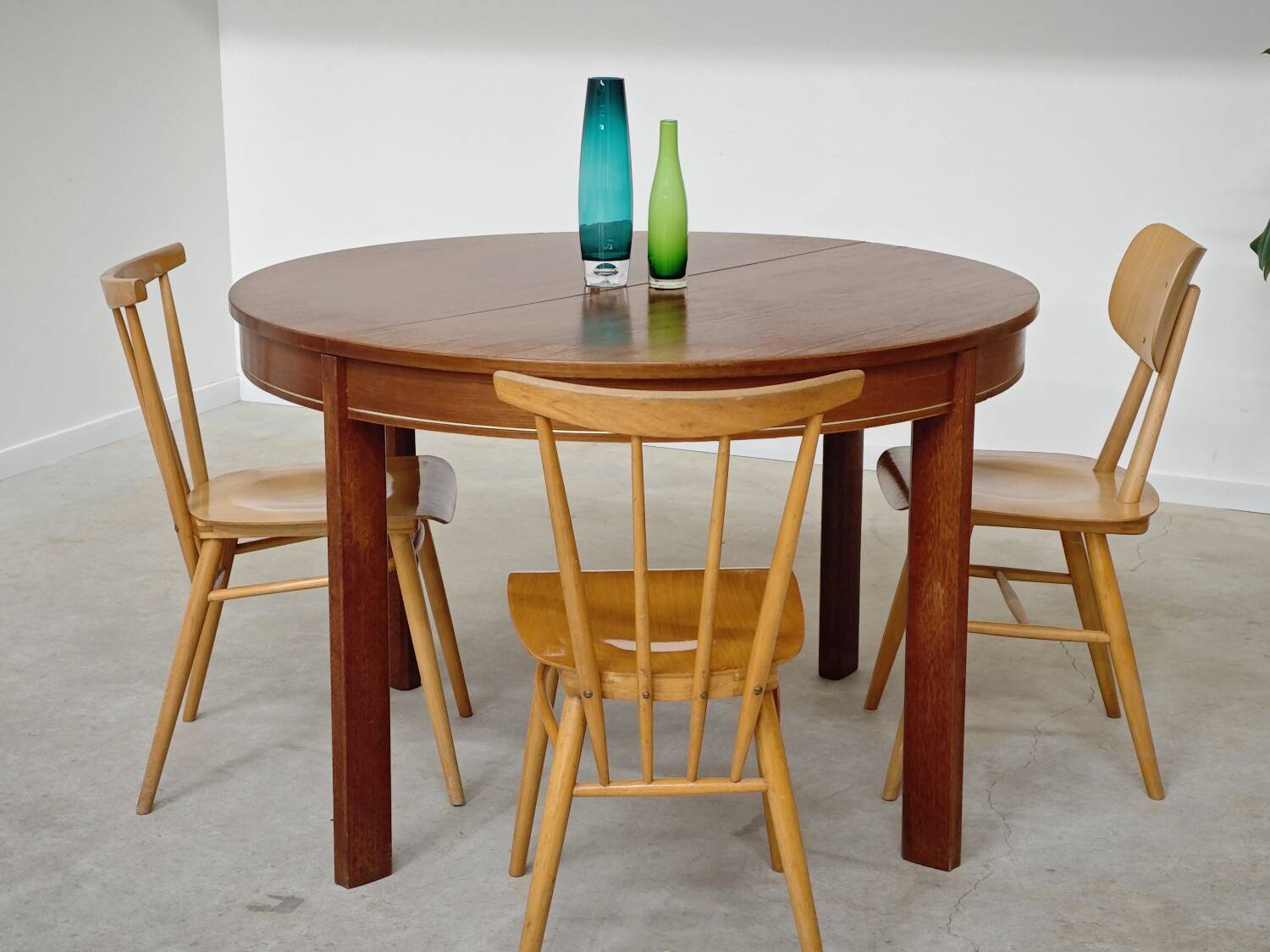 Extendable table with integrated Scandinavian style Self