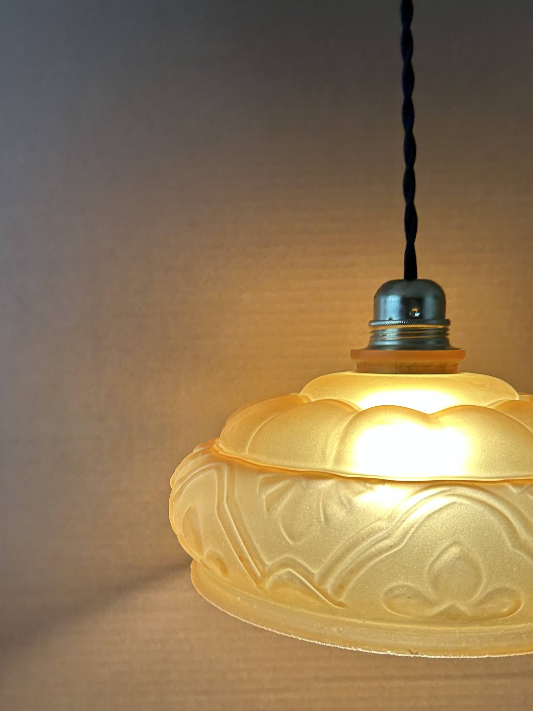 Suspension en verre ambrée ancienne