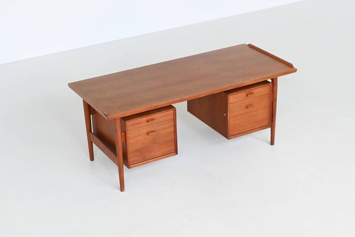 Arne Vodder writing desk model 207 in teak Sibast Denmark 1960