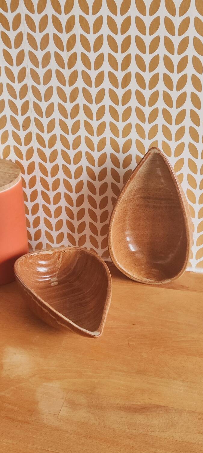 Glazed stoneware bowls for aperitifs or as catchalls in the shape of a walnut, signed.