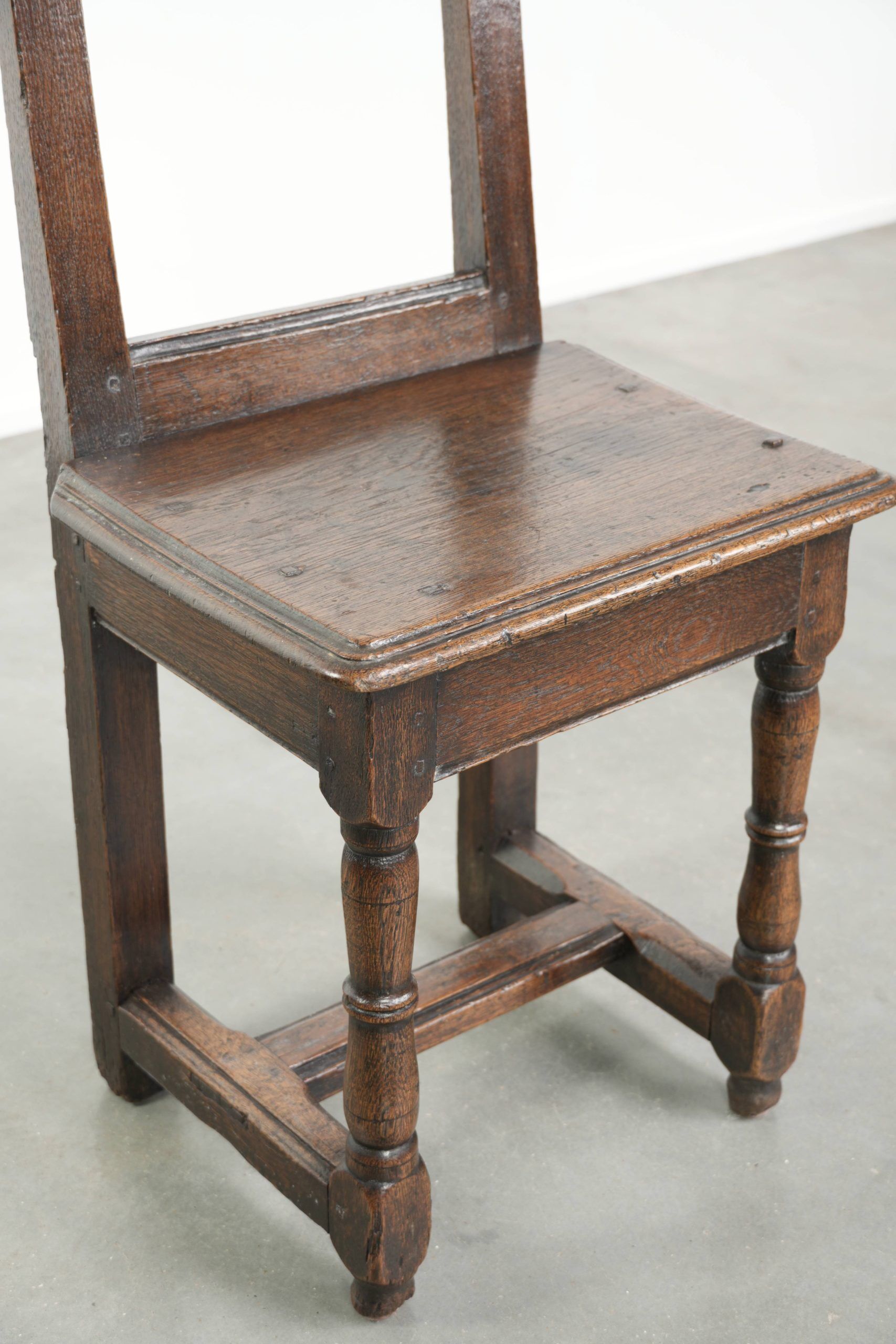 Chaise antique lorraine du XVIIIe siècle en chêne