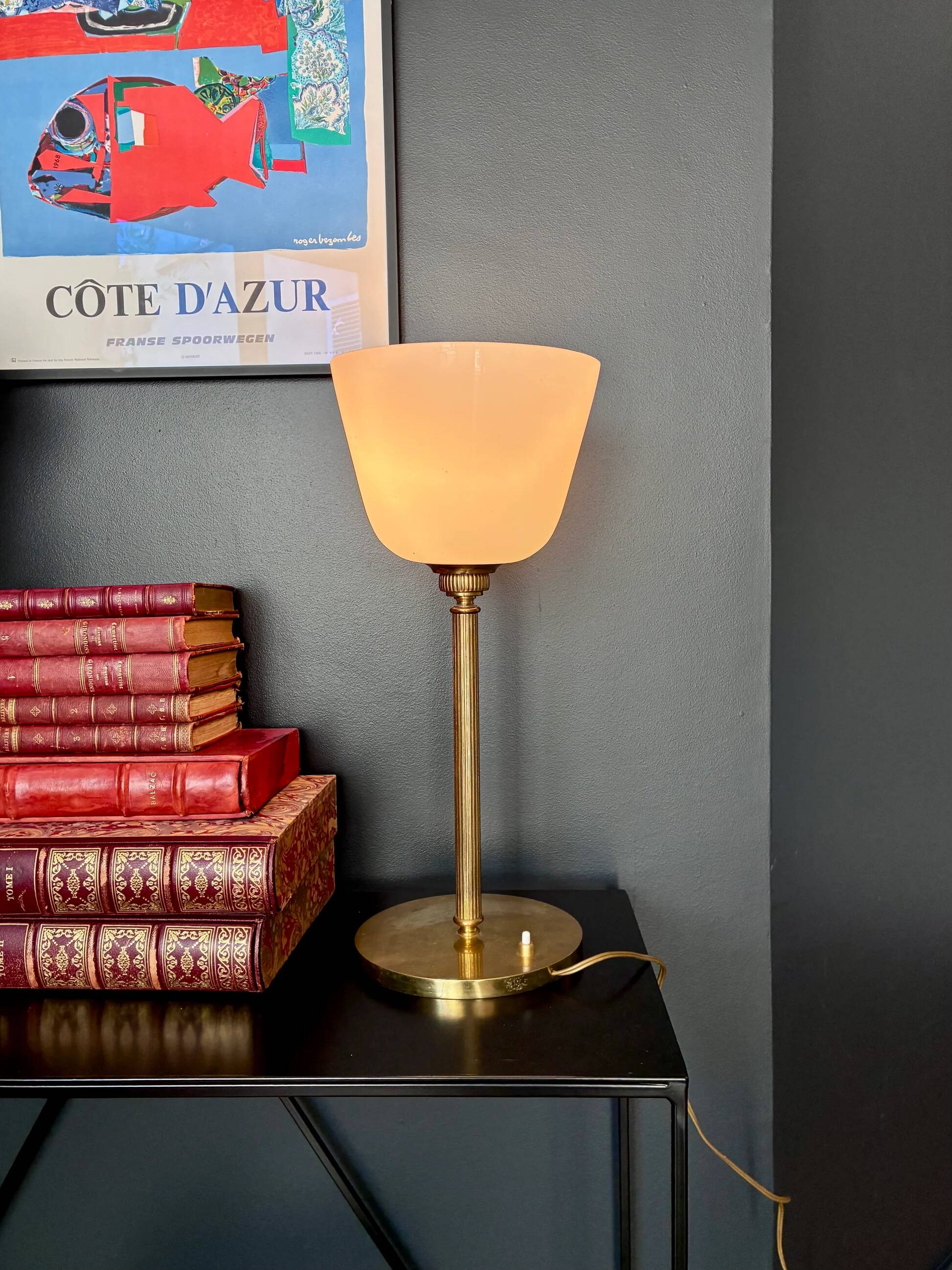 "Senator" lamp in brass and opaline.