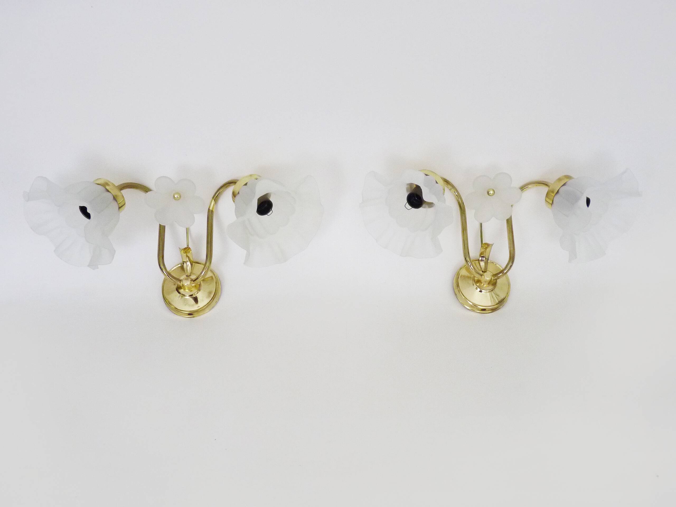 Pair of vintage brass wall lights with flower and glass tulip. 80 years