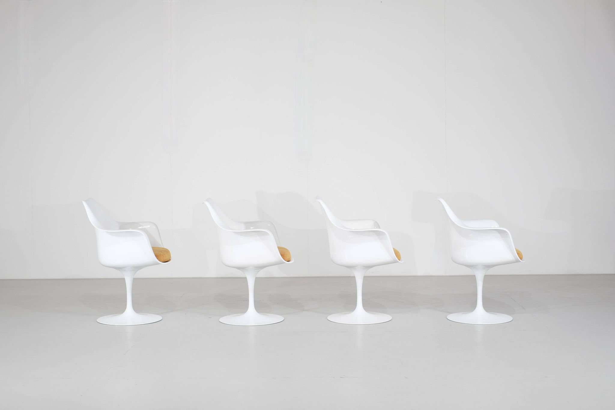 Set of 4 Tulip armchairs by Eero Saarinen for Knoll International - 1960s