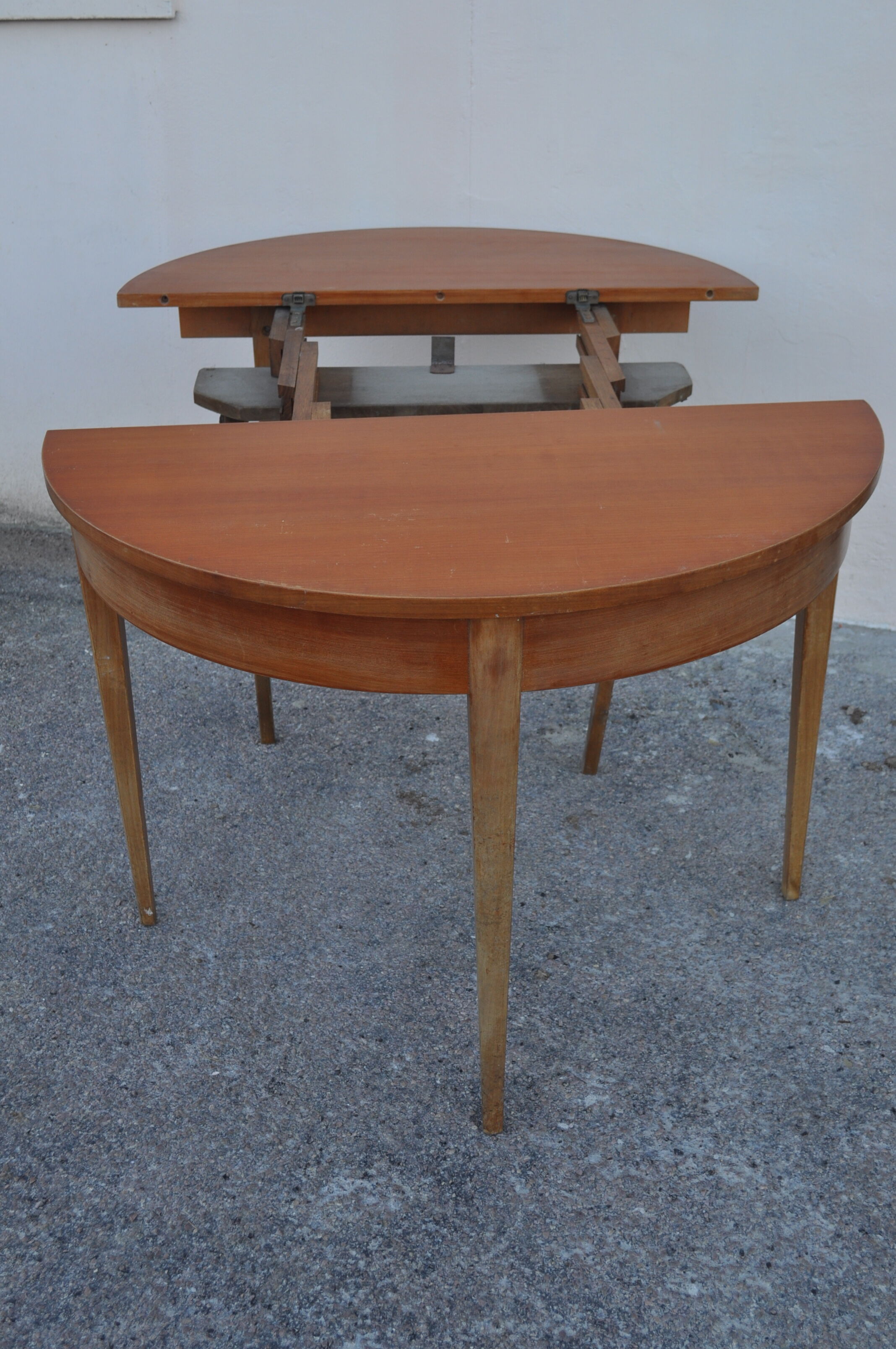 Modular scandinavian table