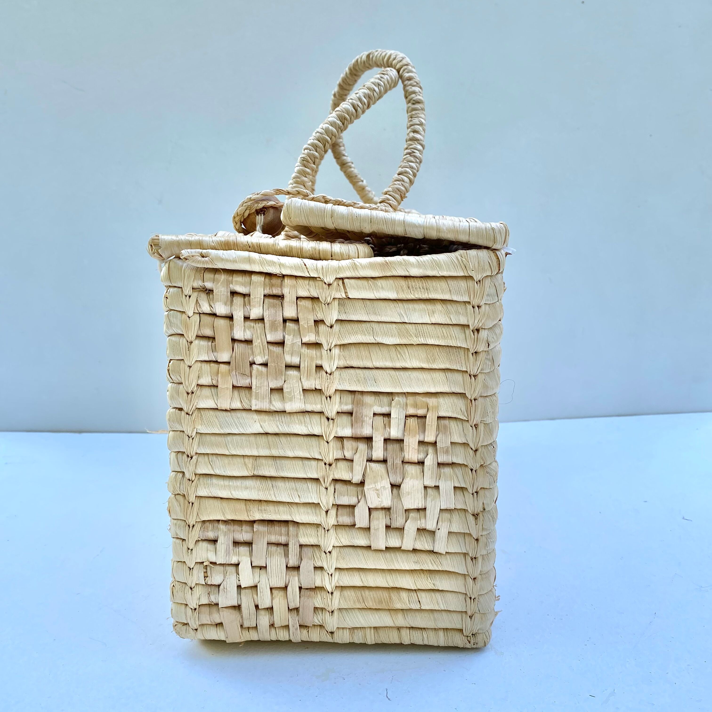 Valise vintage en fibres naturelles