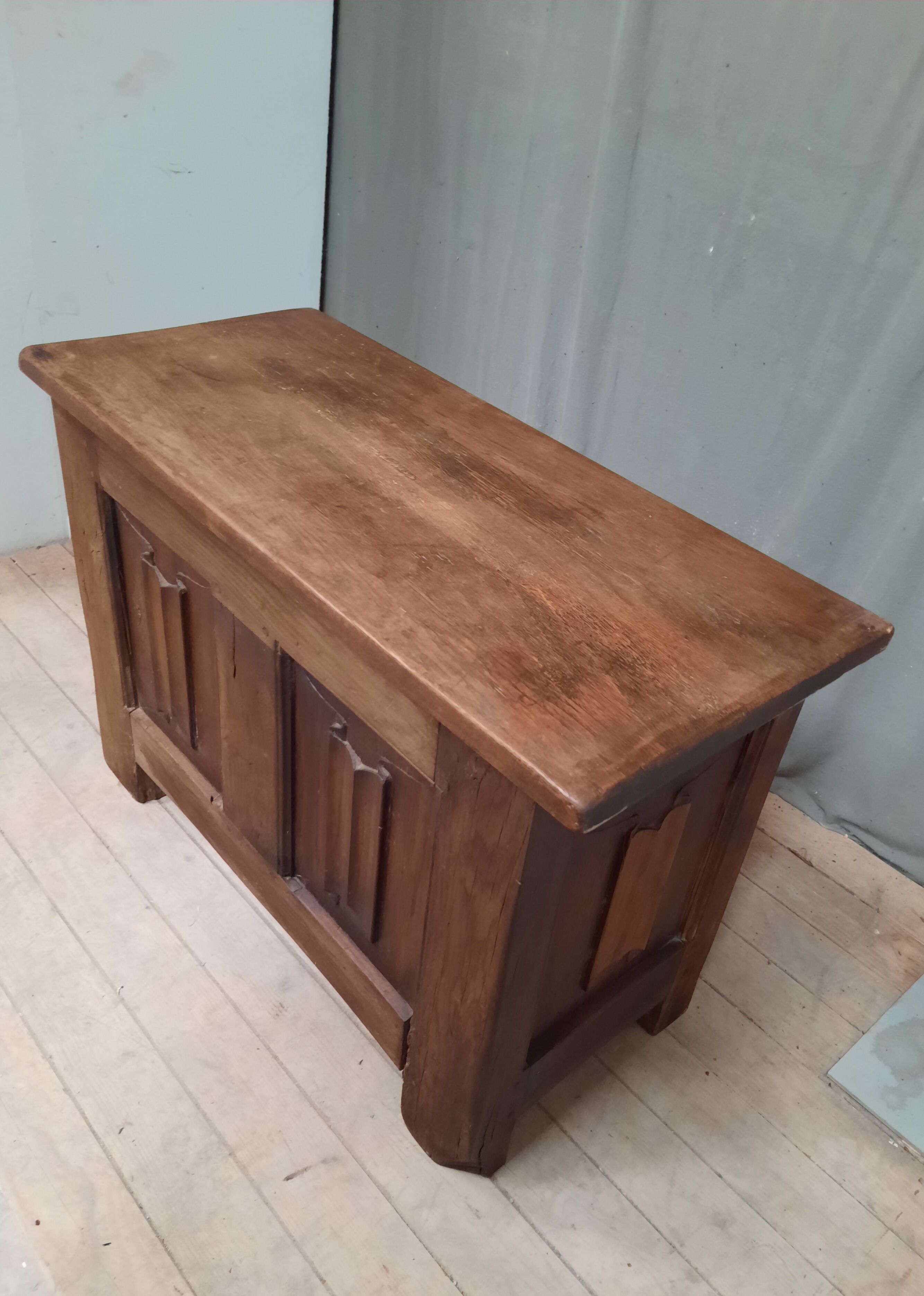 Oak chest with towel pleats