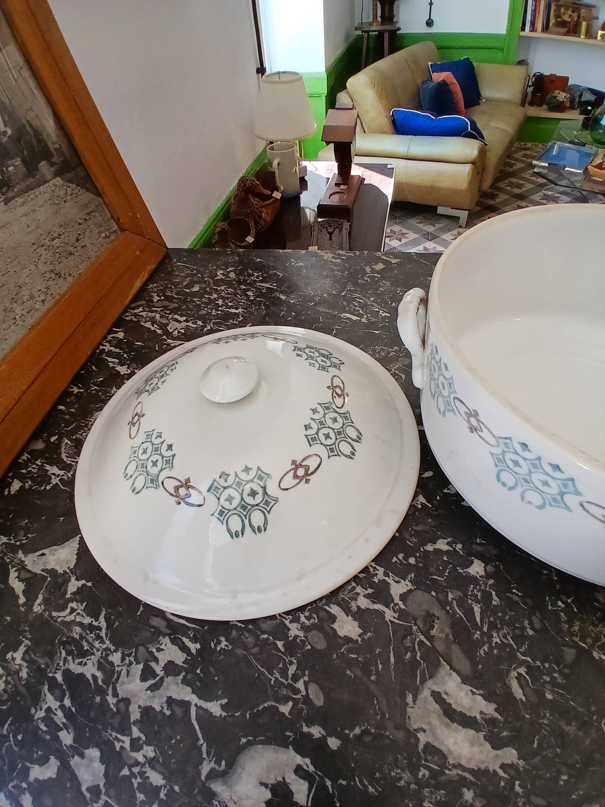 Soup tureen, vegetable dish