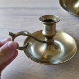 Paire de bougeoirs à poucier en laiton
