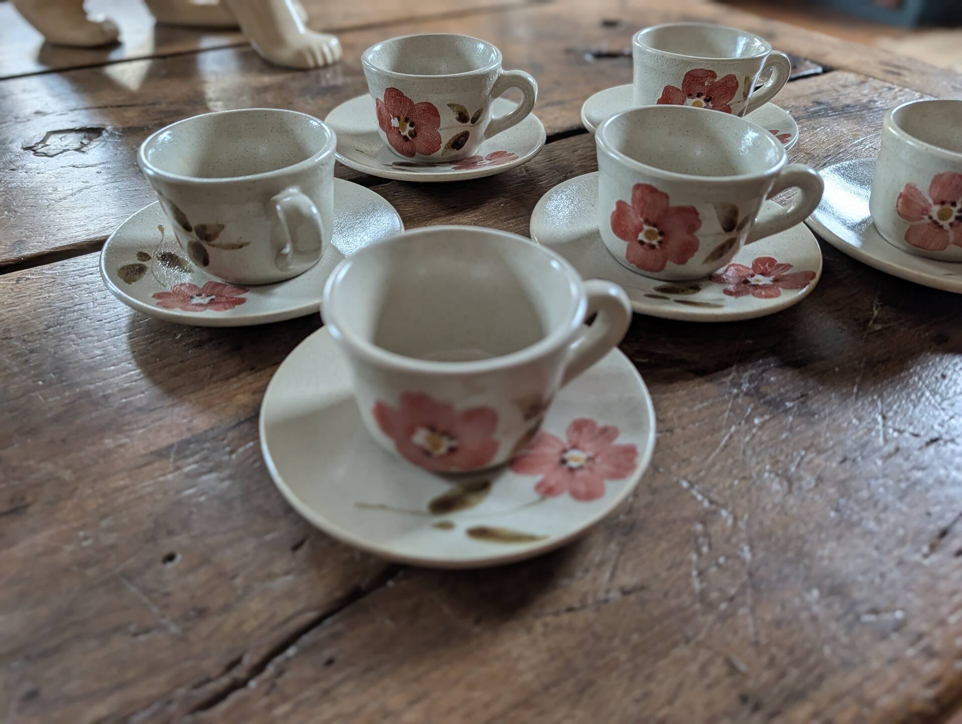 Saint-Amand Camelia – 6 hand-painted cups and saucers – 1950s/1960s