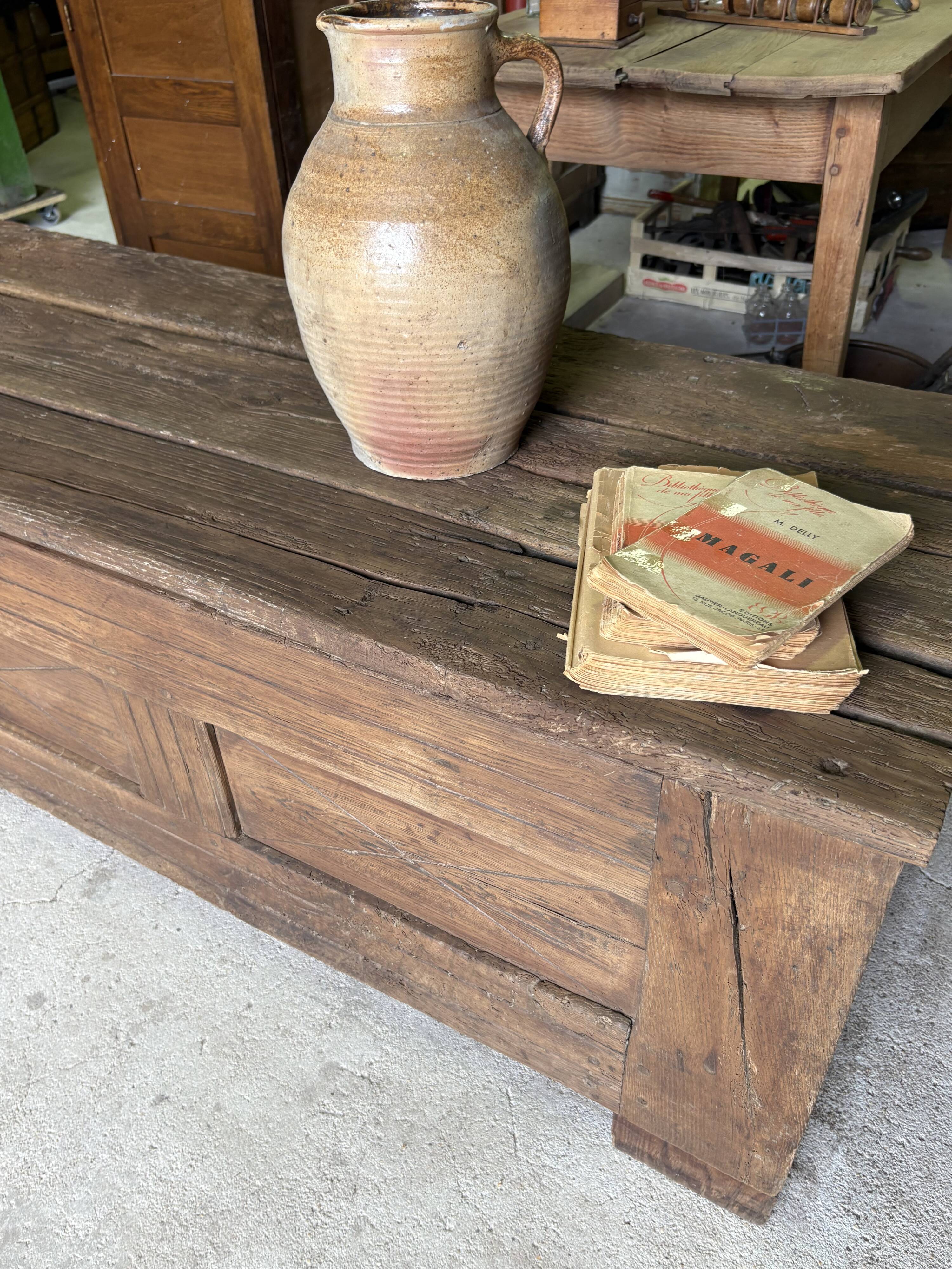 Maie ancienne en bois massif