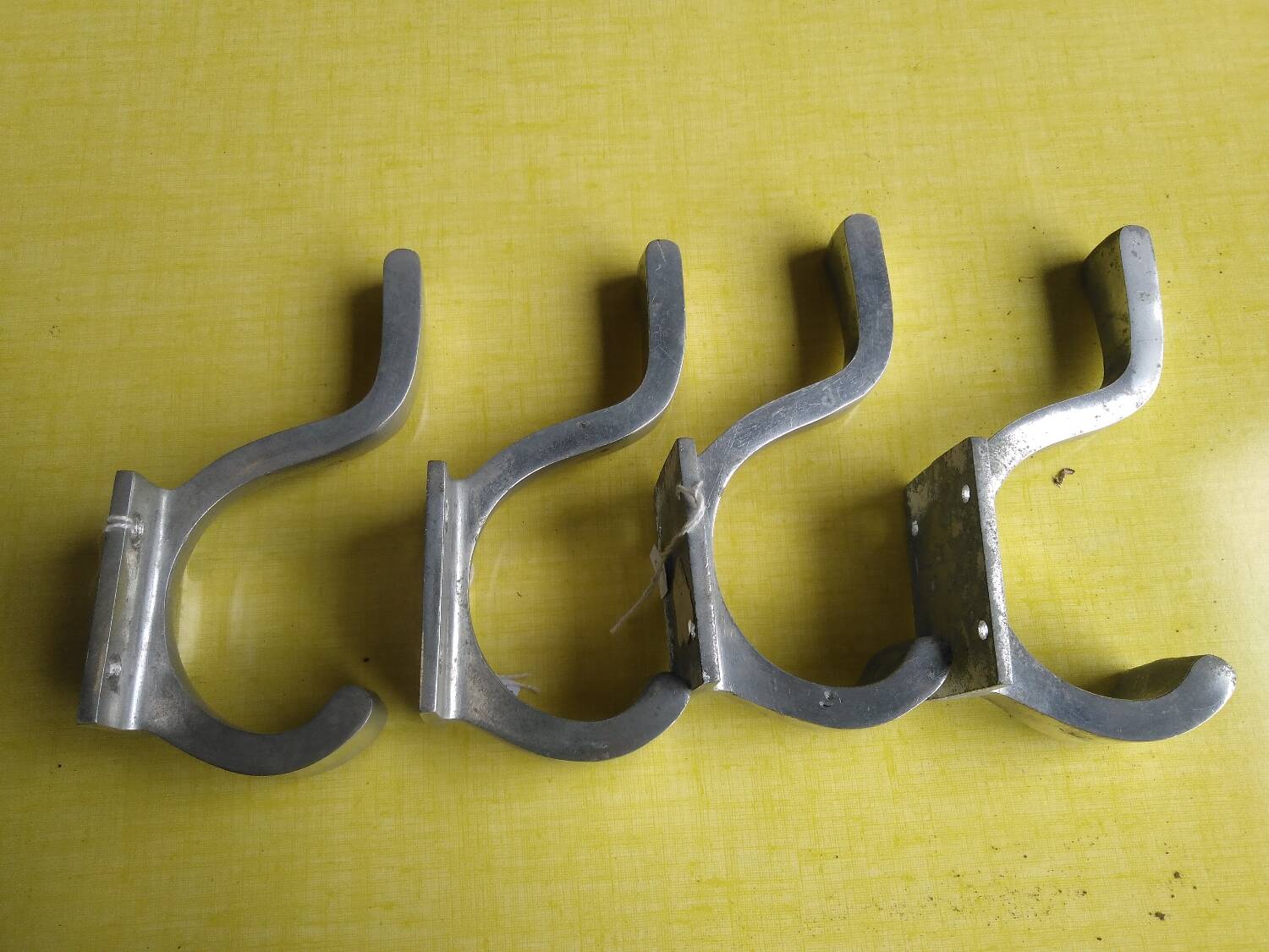 Lot de quatre patères en alu 1950