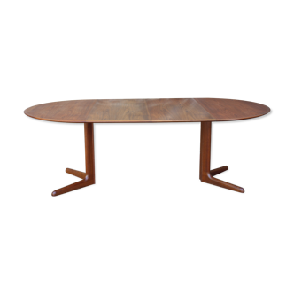 Expandable teak table